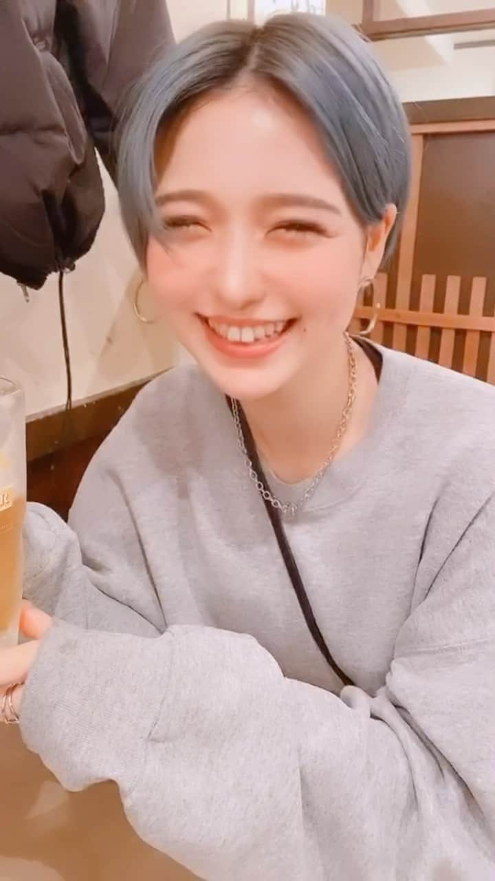のインスタグラム：「やっぱりビールっ💋🥰🍺. . 3軒ハシゴの巻✨. . ほんでこの歌すきねん🤣💋. テンションあがりません？🥰 ほんで笑うと目がなくなるんやけど どうしたらいいかねぇ。。笑 . . . #ビール女子  #ビール好き  #ビール🍺  #ビール好きな人と繋がりたい .  #作品撮り #サロンモデル #猫目 #impression_shots#lovers_nippon_portrait #explorejpn #ビジョビ  #関西サロンモデル #関西サロンモデル募集中 #関西サロンモデル募集 #サロモ #ヘアモデル #メイク好きさんと繋がりたい  #フリーモデル#関西モデル #お洒落さんと繋がりたい #カラコンレポ #make #ショート#ショートヘアモデル #tiktok #ブリーチカラー #バイヤレージュ #ピンクカラー #パープルカラー #ダブルカラー  .」