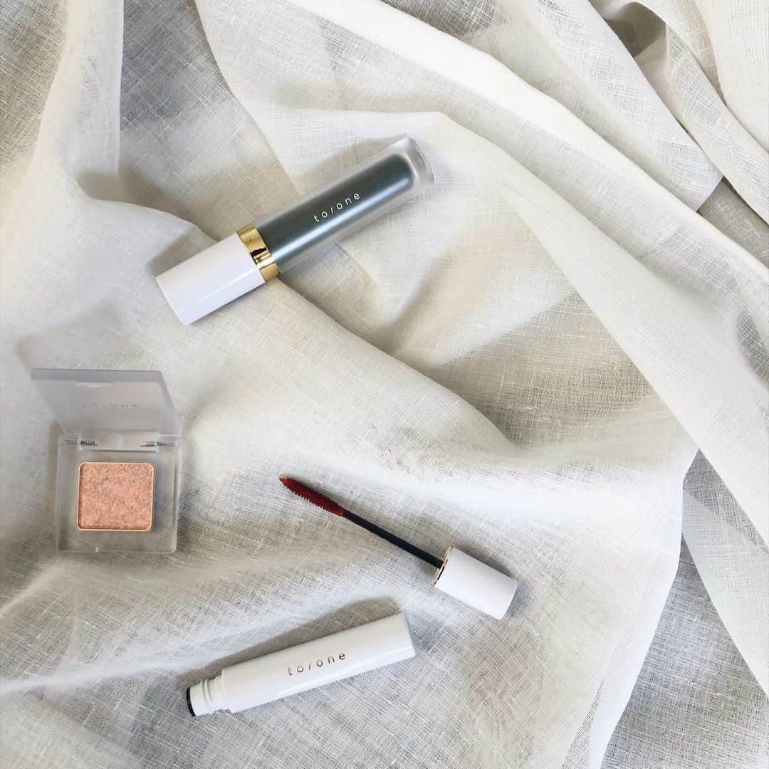 佐々木香奈のインスタグラム：「﻿ @toonecosmetics  の🆕cosmeたち♡﻿ ﻿ カラーマスカラは﻿ 新作らしく赤の色みが 大人っぽくて可愛い♡﻿ ﻿ タマダさん、﻿ ありがとうございました🥰 ﻿ ﻿ #toone #toonecosmetics」