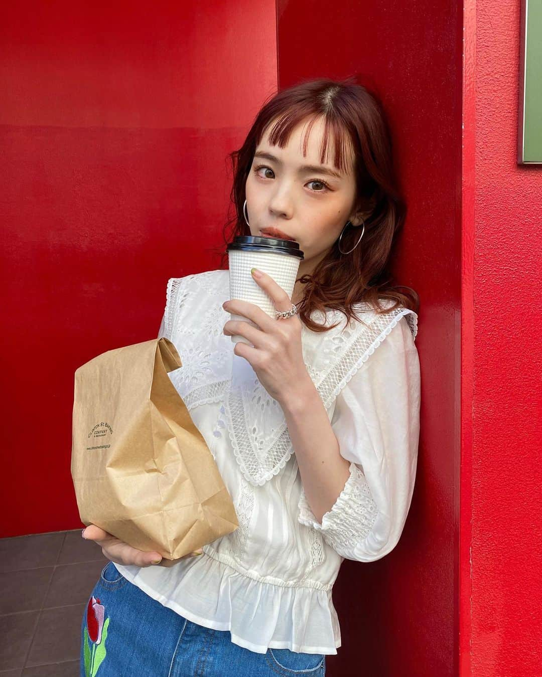 瀬戸あゆみさんのインスタグラム写真 - (瀬戸あゆみInstagram)「Lacy Sailor Blouse🤍🧺 Big Tulip Baggy Jeans👖🌷  リクエストにお応えして着てみたよシリーズ。 ラテとスコーンとマフィン買ってご機嫌。  パンツはLight BlueでハーネスはBlue表記のものです💙 セットアップ風にも合わせてみました！  かわいいなー春服🥰🥰 15日12:00まで、先行予約できるよ。 売り切れも続出してます。 よく質問で頂くのですが、DSHは基本的には追加で作ったりあんまりしないので、欲しいと思ったらなるべくすぐに購入して頂くのがおすすめです……🤫🛒 #dearsisterhood」2月12日 18時59分 - setoayumi