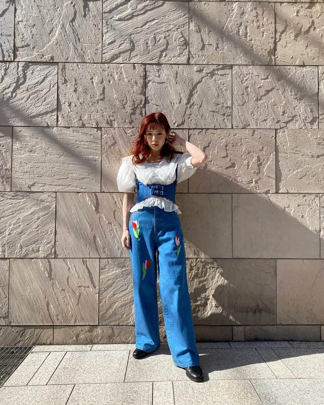 瀬戸あゆみさんのインスタグラム写真 - (瀬戸あゆみInstagram)「Lacy Sailor Blouse🤍🧺 Big Tulip Baggy Jeans👖🌷  リクエストにお応えして着てみたよシリーズ。 ラテとスコーンとマフィン買ってご機嫌。  パンツはLight BlueでハーネスはBlue表記のものです💙 セットアップ風にも合わせてみました！  かわいいなー春服🥰🥰 15日12:00まで、先行予約できるよ。 売り切れも続出してます。 よく質問で頂くのですが、DSHは基本的には追加で作ったりあんまりしないので、欲しいと思ったらなるべくすぐに購入して頂くのがおすすめです……🤫🛒 #dearsisterhood」2月12日 18時59分 - setoayumi