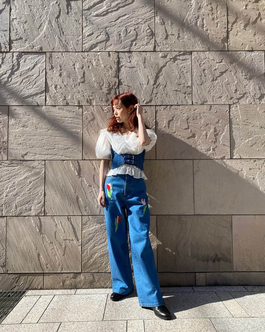 瀬戸あゆみさんのインスタグラム写真 - (瀬戸あゆみInstagram)「Lacy Sailor Blouse🤍🧺 Big Tulip Baggy Jeans👖🌷  リクエストにお応えして着てみたよシリーズ。 ラテとスコーンとマフィン買ってご機嫌。  パンツはLight BlueでハーネスはBlue表記のものです💙 セットアップ風にも合わせてみました！  かわいいなー春服🥰🥰 15日12:00まで、先行予約できるよ。 売り切れも続出してます。 よく質問で頂くのですが、DSHは基本的には追加で作ったりあんまりしないので、欲しいと思ったらなるべくすぐに購入して頂くのがおすすめです……🤫🛒 #dearsisterhood」2月12日 18時59分 - setoayumi