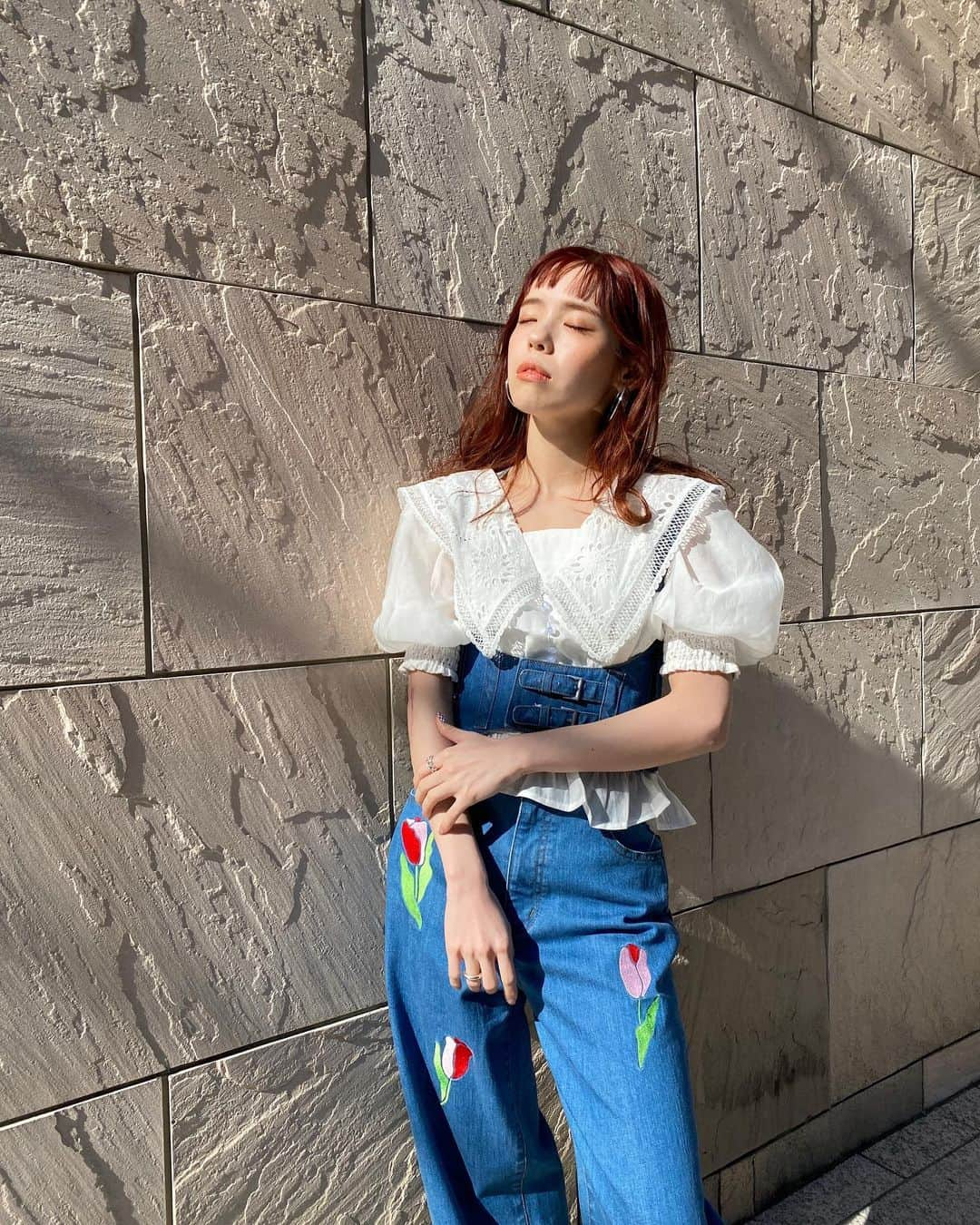 瀬戸あゆみさんのインスタグラム写真 - (瀬戸あゆみInstagram)「Lacy Sailor Blouse🤍🧺 Big Tulip Baggy Jeans👖🌷  リクエストにお応えして着てみたよシリーズ。 ラテとスコーンとマフィン買ってご機嫌。  パンツはLight BlueでハーネスはBlue表記のものです💙 セットアップ風にも合わせてみました！  かわいいなー春服🥰🥰 15日12:00まで、先行予約できるよ。 売り切れも続出してます。 よく質問で頂くのですが、DSHは基本的には追加で作ったりあんまりしないので、欲しいと思ったらなるべくすぐに購入して頂くのがおすすめです……🤫🛒 #dearsisterhood」2月12日 18時59分 - setoayumi