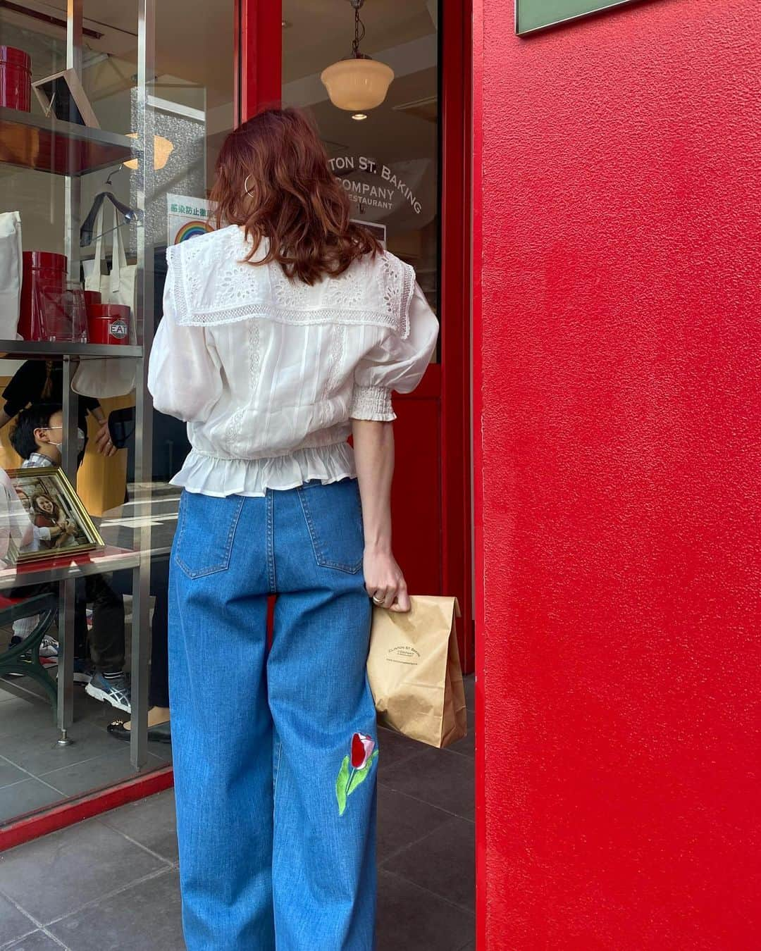 瀬戸あゆみさんのインスタグラム写真 - (瀬戸あゆみInstagram)「Lacy Sailor Blouse🤍🧺 Big Tulip Baggy Jeans👖🌷  リクエストにお応えして着てみたよシリーズ。 ラテとスコーンとマフィン買ってご機嫌。  パンツはLight BlueでハーネスはBlue表記のものです💙 セットアップ風にも合わせてみました！  かわいいなー春服🥰🥰 15日12:00まで、先行予約できるよ。 売り切れも続出してます。 よく質問で頂くのですが、DSHは基本的には追加で作ったりあんまりしないので、欲しいと思ったらなるべくすぐに購入して頂くのがおすすめです……🤫🛒 #dearsisterhood」2月12日 18時59分 - setoayumi