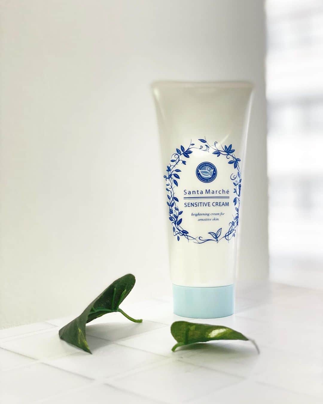 santamarche サンタマルシェのインスタグラム：「サンタマルシェ﻿ センシティブクリーム💙💦﻿ 敏感肌の方でも使用可能な高保湿美白クリーム☁️﻿ ﻿ 寒い季節やマスク、花粉などで乾燥しがちなお肌。﻿ 乾燥はお肌のトラブルにも繋がります💥﻿ そこで、センシティブクリームの出番！！！😍﻿ ﻿ ✔︎美白有効成分がシミの原因メラニンの発生をブロック！﻿ ✔︎ニキビ・肌荒れを防ぐ！﻿ ✔︎5種のうるおい保湿成分配合！﻿ ﻿ 敏感肌の方を対象とした痒みや刺激感の有無を評価する﻿試験にも合格。﻿ (全ての方が刺激が起きないという訳ではありません)﻿ ﻿ 気になるお肌の悩みをセンシティブクリームで﻿ 解決しちゃいましょう♫😌﻿ ﻿ #クレア#サンタマルシェ#santamarche#センシティブクリーム#sensitivecream#保湿クリーム#敏感#敏感肌#保湿#乾燥肌#乾燥#スキンケア#医薬部外品#cream#cosme#コスメ#美白#薬用#肌荒れ#低刺激#シミ#beauty#skincare#makeupremover#moisturizer#cosmetics」