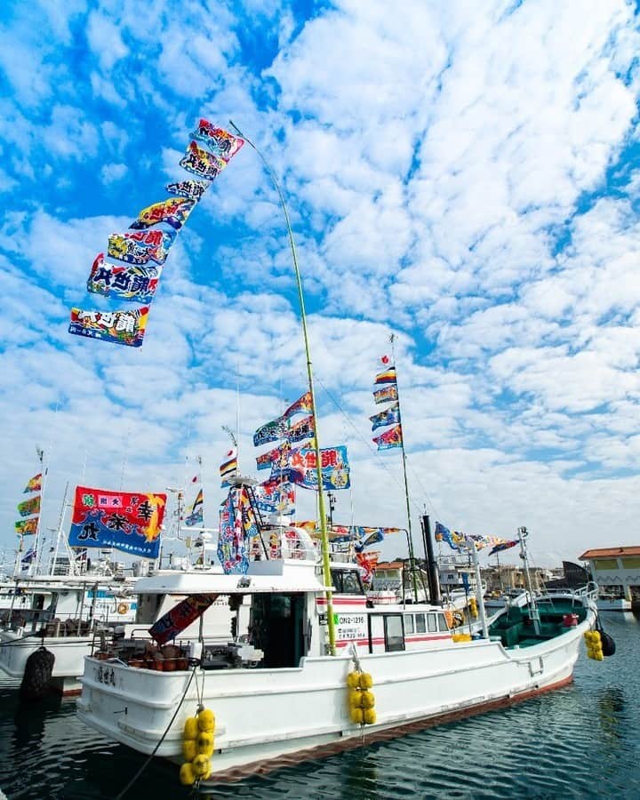 Be.okinawaさんのインスタグラム写真 - (Be.okinawaInstagram)「Today is Chinese New Year. Itoman City known as a fisherman’s town is where cerebration according to the lunar calendar is valued.  The big catch flags on the ships are to wish for a year of good fishing and safety.  📍: Itoman Fishing Port 📷: @bunryu10ma Thank you very much for the wonderful photos!  Tag your own photos from your past memories in Okinawa with #visitokinawa / #beokinawa to give us permission to repost!  #itomancity #fishingharbour #糸満市 #漁港 #糸滿市 #이토만시 #어항 #旧正月 #lunarnewyear #fishingboat #japan #travelgram #instatravel #okinawa #doyoutravel #japan_of_insta #passportready #japantrip #traveldestination #okinawajapan #okinawatrip #沖縄 #沖繩 #오키나와 #旅行 #여행 #打卡 #여행스타그램」2月12日 19時00分 - visitokinawajapan