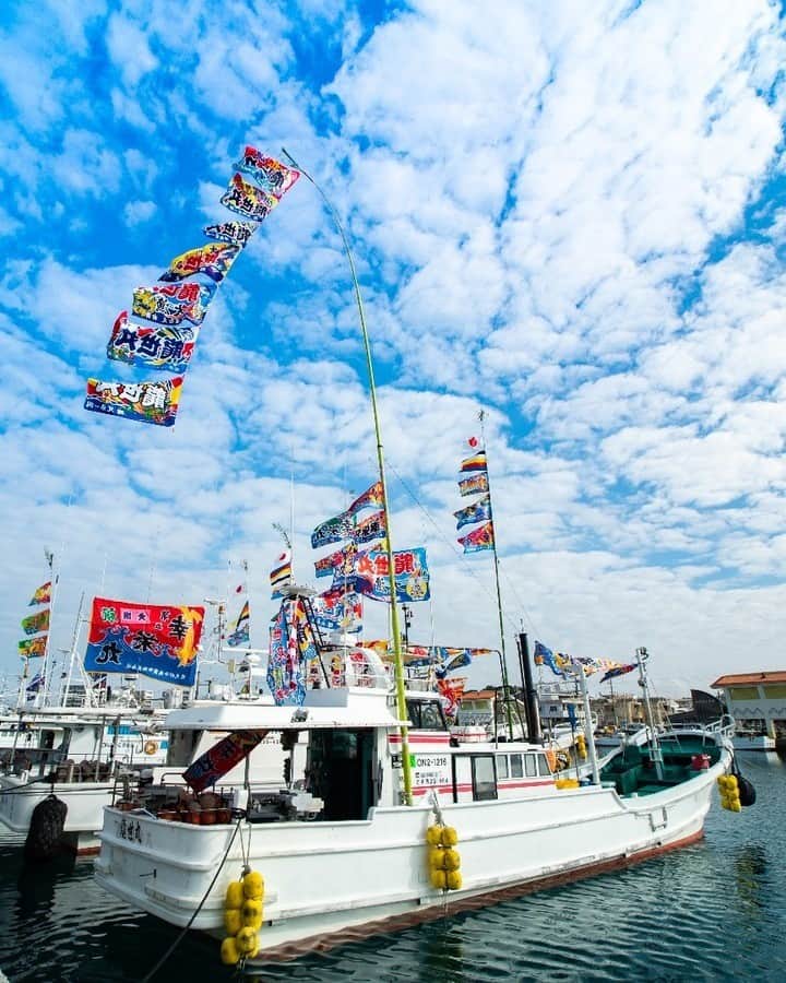 Be.okinawaのインスタグラム：「Today is Chinese New Year. Itoman City known as a fisherman’s town is where cerebration according to the lunar calendar is valued.  The big catch flags on the ships are to wish for a year of good fishing and safety.  📍: Itoman Fishing Port 📷: @bunryu10ma Thank you very much for the wonderful photos!  Tag your own photos from your past memories in Okinawa with #visitokinawa / #beokinawa to give us permission to repost!  #itomancity #fishingharbour #糸満市 #漁港 #糸滿市 #이토만시 #어항 #旧正月 #lunarnewyear #fishingboat #japan #travelgram #instatravel #okinawa #doyoutravel #japan_of_insta #passportready #japantrip #traveldestination #okinawajapan #okinawatrip #沖縄 #沖繩 #오키나와 #旅行 #여행 #打卡 #여행스타그램」