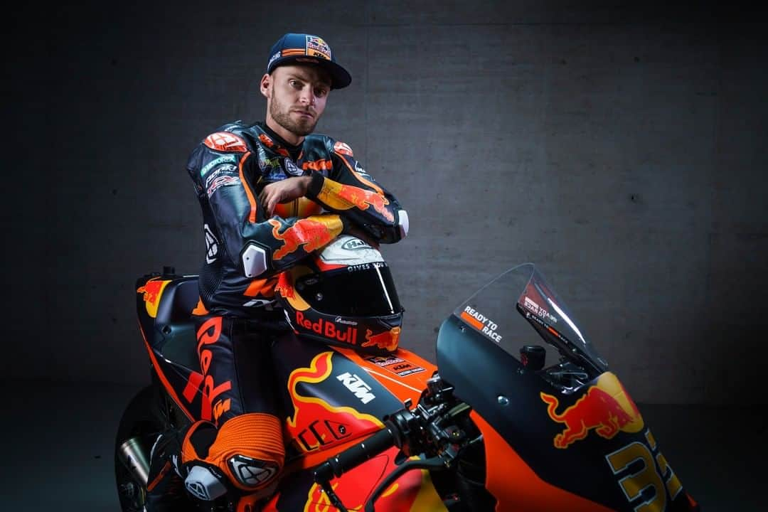 MotoGPさんのインスタグラム写真 - (MotoGPInstagram)「Presenting the 2021 Red Bull KTM Factory Racing line-up! 😎 @88migueloliveira and @bradbinder link up as team-mates once again! 👊 #MotoGP #MO88 #BB33 #Motorsport #Motorcycle #Racing」2月12日 19時00分 - motogp