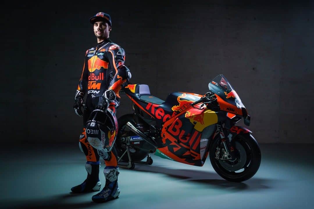 MotoGPさんのインスタグラム写真 - (MotoGPInstagram)「Presenting the 2021 Red Bull KTM Factory Racing line-up! 😎 @88migueloliveira and @bradbinder link up as team-mates once again! 👊 #MotoGP #MO88 #BB33 #Motorsport #Motorcycle #Racing」2月12日 19時00分 - motogp