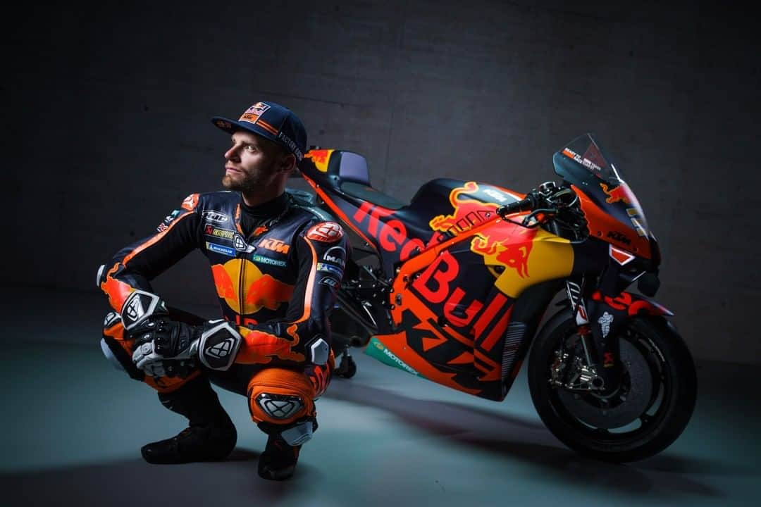 MotoGPさんのインスタグラム写真 - (MotoGPInstagram)「Presenting the 2021 Red Bull KTM Factory Racing line-up! 😎 @88migueloliveira and @bradbinder link up as team-mates once again! 👊 #MotoGP #MO88 #BB33 #Motorsport #Motorcycle #Racing」2月12日 19時00分 - motogp