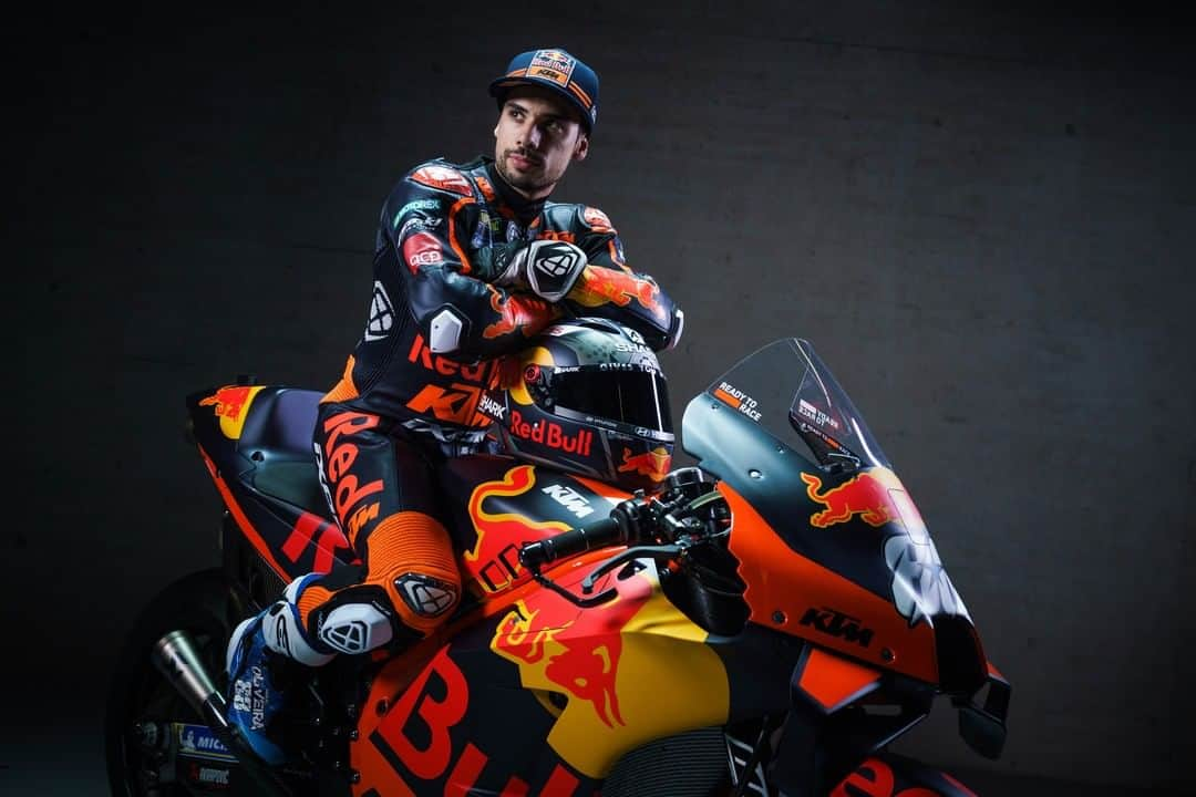 MotoGPさんのインスタグラム写真 - (MotoGPInstagram)「Presenting the 2021 Red Bull KTM Factory Racing line-up! 😎 @88migueloliveira and @bradbinder link up as team-mates once again! 👊 #MotoGP #MO88 #BB33 #Motorsport #Motorcycle #Racing」2月12日 19時00分 - motogp