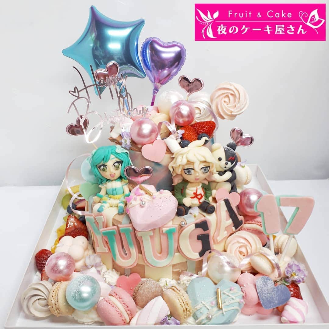 夜のケーキ屋さん♥Juli　(エディブルフラワー協会) のインスタグラム：「いつもありがとうございます🎂 3月から、色々変化していくと思いますので(もちろん良いほうに)、予約を制限したりすると思いますが、 よろしくお願いいたします🎂🙏 : 配達や代理の方へのお渡しなどで、お顔を知らないリピーターさんがたくさんいらっしゃいますが、今回は娘さんのお祝いケーキ👸💕(1枚目のケーキ) お子さんの好きなもの把握して、喜ばせてあげるお父さん、素敵です👔 : : 1枚目と2枚目に載せた、いつもより大きめのハートの飾り。 幾何学ハート💎にアシンメトリーな小さな飾りを加えるだけのようなちょっとしたエッセンス。。 この幾何学ハート、何パターン見ただろう。。 ハートだけでなく、ここ4年くらい夜な夜な毎日数時間(笑)たくさんの建築やデザインやケーキや それから人の気持ちを 閲覧しては 模倣からの創造の道のりで、 これって何を追究してるんだろうと明け暮れていましたが : 10代の頃からイメージだけしていた"論理と感性は相反しない🎂"ってこと、これをうまくまとめられなくて迷路みたいな旅に何回も出て、 ケーキを通して、ようやく少し合点してきました。 : ケーキというか製菓って科学だとよく言われていますが、幾何学や科学に感性をいれるような、対義融合の先の食の造形って、他の食べ物だと何があるんでしょうか。ものすごく合理的でいて、ものすごく感情的な。 嗜好品ならではの造形…、考え方としては例えばカクテルが近いかもしれませんが幾何学や建築的な造形とは異なりますよね。 … 頭悪すぎて怖み。恐ろしあ🎂 : : #夜のケーキ屋さん#オーダーケーキ」