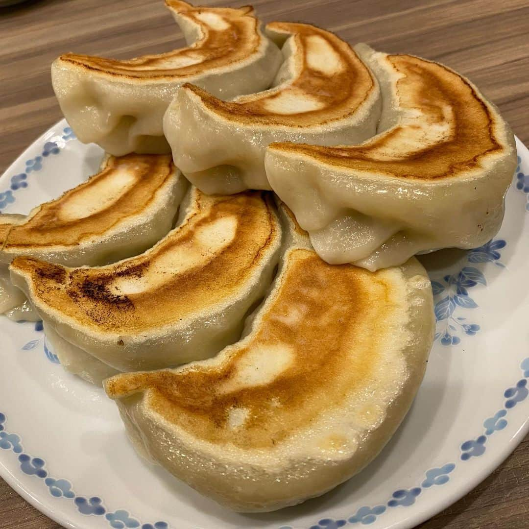 じろうさんのインスタグラム写真 - (じろうInstagram)「餃子と肉野菜炒め。 小関くんに教えてもらった池袋の開楽。美味かった。 池袋通いもあと2日。もっと早く通いたかった。」2月12日 19時01分 - sissonne_jiro