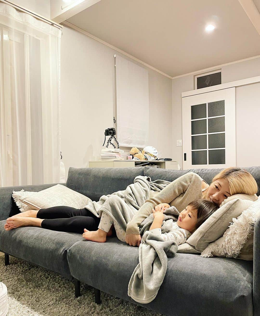 吉田ちかのインスタグラム：「Friday is our lazy night!﻿ Pizza, ice cream, & a movie packed in one special night 🍕🍨🎬✨﻿ ﻿ Love that Pudding can understand and enjoy movies now! But I have to ask… when do they stop watching the same movie over and over again? lol Because we’ve watched Ratatouille at least 50 times😱 She especially loves the scene where Linguini puts Remy in his uniform and he gets bitten everywhere - pretty sure we’ve watched that scene over a 100 times!﻿ ﻿ Anyway, hope you guys have a nice Friday night! Just uploaded a new video by the way!! Interviewed the dad of the most successful YouTuber (a 9 year-old boy!) in the world!! ﻿ ﻿ ﻿ 金曜日はダラダラナイト！﻿ ピザナイト、アイスクリームナイト、ムービーナイトを全部融合した特別な日🍕🍨🎬✨﻿  ﻿ 最近は映画とかを理解して楽しんでみてくれるから嬉しい！でも、いつから同じ映画を何回も何回も見なくなるんでしょう？🤣 「レミーの美味しいレストラン」もう50回以上は見てるんですけどw 特にリングイー二がレミーをユニフォームの中に入れて、体中噛まれちゃうシーンが大好きで、多分100回以上見てます😅﻿ ﻿ 皆さんも素敵な金曜日の夜をお過ごしください☆先ほど新しい動画をアップしたのでよかったら見てください😊 世界で最も成功しているYouTuber (9歳の男の子!)のパパをインタビューしました！」