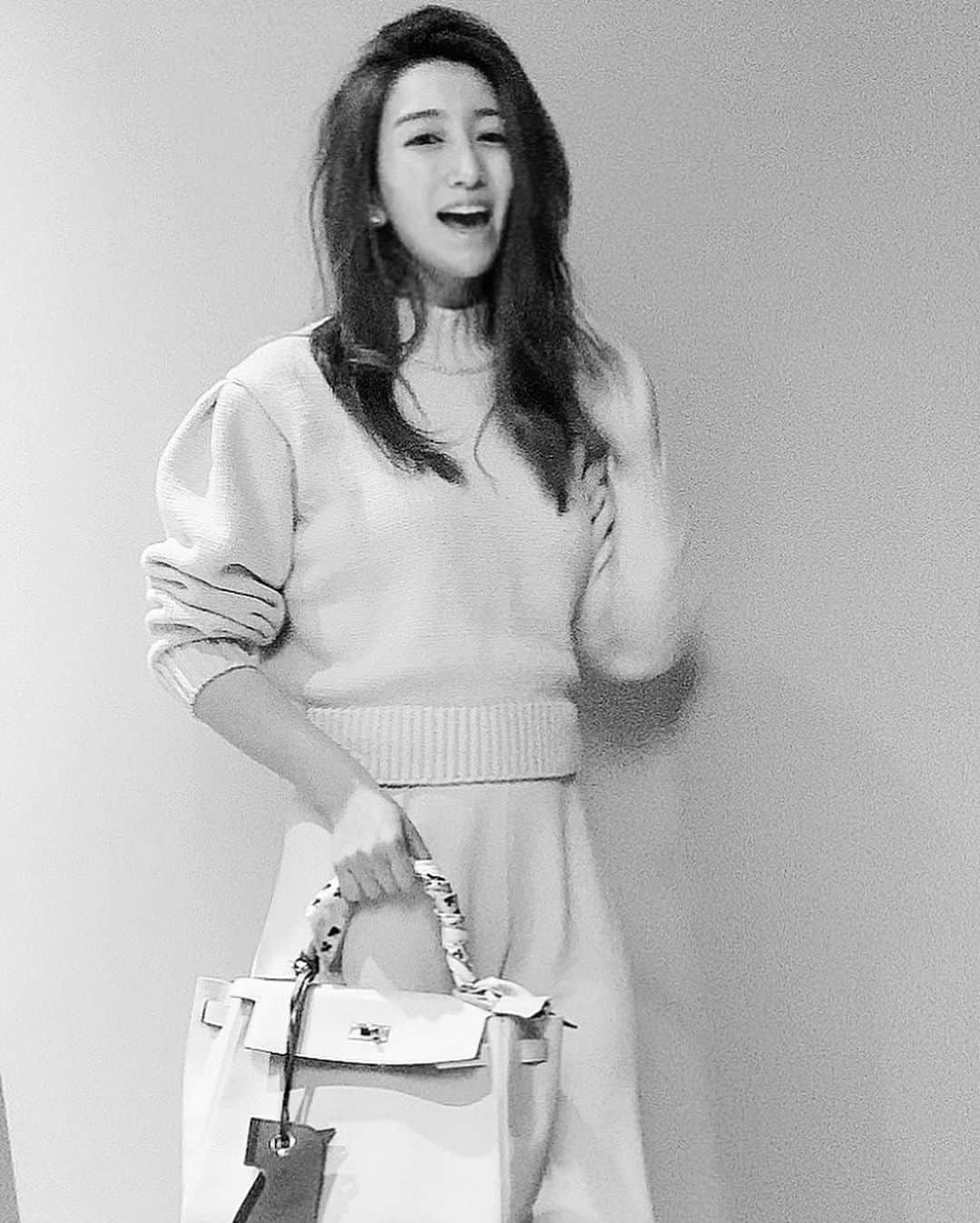木嶋真優のインスタグラム：「明日8:30 土曜日 フジテレビ系列関西テレビ 『土曜はナニする？』 でロケに行かせていただいています📺 家電、すっごい楽しかった！ 是非ご覧ください。 最近なかなか私服をアップしていなかったので さくっとアップします。　 ずーっと一日中 話しているので 木嶋はひたすら耳がかゆいのかな、みたいな 変なポーズしかないですが 仕方ないです🥺 すみません  #私服 #ootd」
