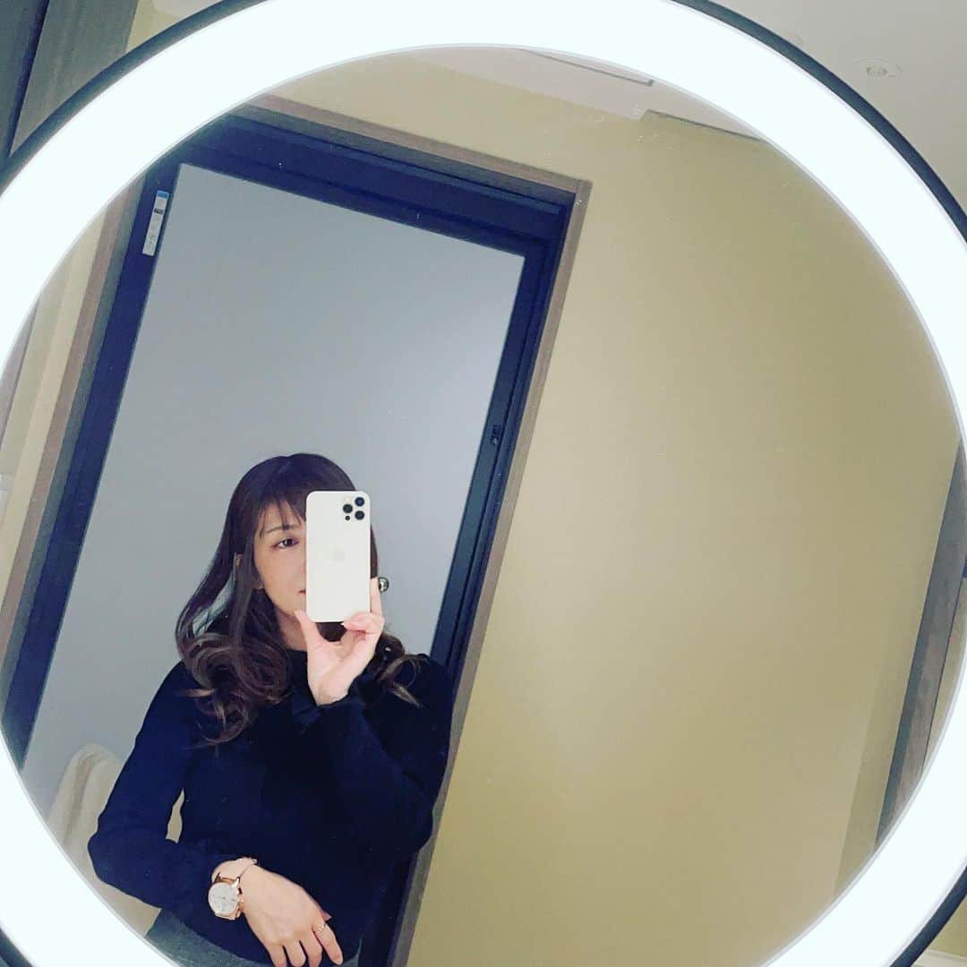 茜結のインスタグラム：「パウダールームのライト。 我が家にほしい💗 目の中にリングができる。 配信の時使ってるやつより光強いから目の中のキラキラがマックス」