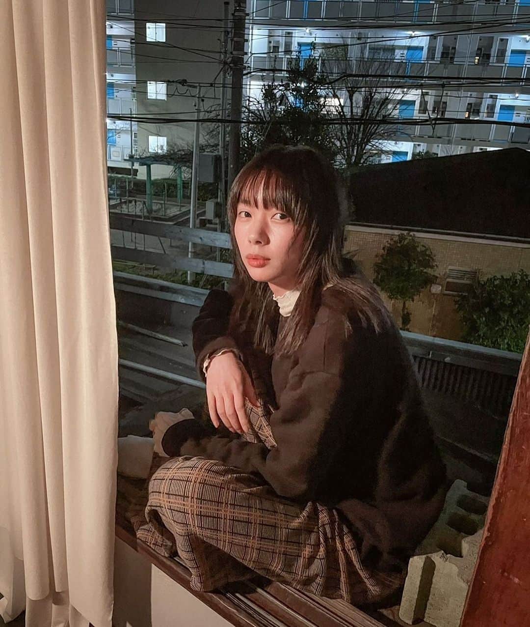 きなりのインスタグラム：「友達の家落ち着く🙏 年明けて友達に会ったの本当に片手で数えるくらいで、とても寂しかったけど、久しぶりに夕方くらいから集まってゆっくりおうちご飯して、沢山話したらとーーっても楽しかった☺️  色んな普通なことがどんどん特別なことに変わっていて、良いことも残念なこともあるね  それでも貴重な時間を一緒に過ごしたいと思える友達が居ることがとても幸せ😌 この大変な時期が終わる時は絶対来るし、それまでを楽しみに、もう少し自分と向き合ってお仕事頑張ろうと思う🌱」