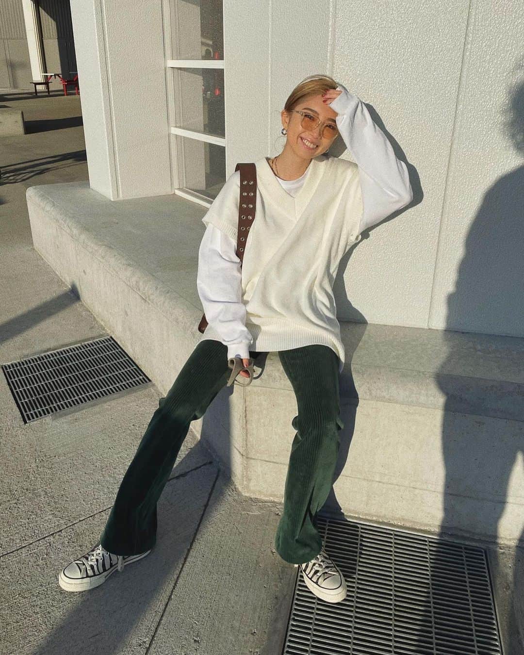yuikoのインスタグラム：「今日の新作と再入荷アイテムまるっと着てみた🦋 トップスはベストにして着たよ、今から春先まで使える優秀トップス レイヤードしてるロンteeも再入荷〜☺️ @flugge_official  #flugge」