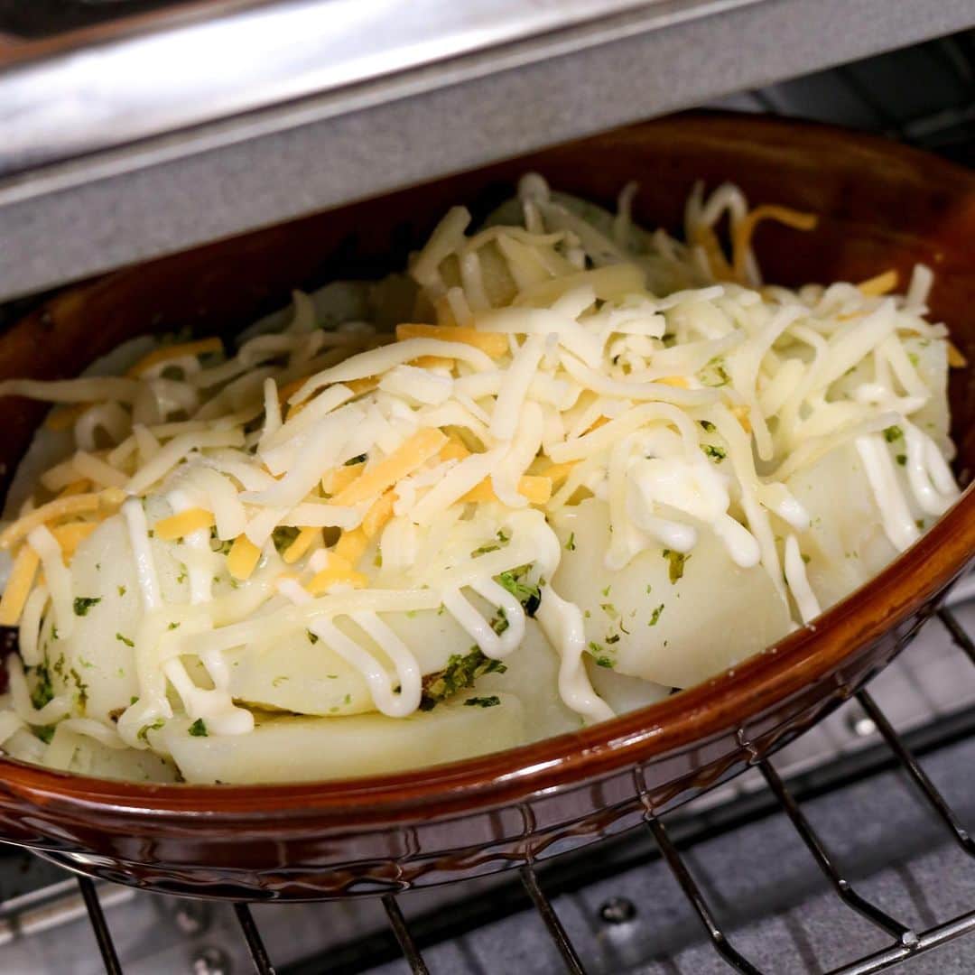 アルペンザルツ公式Instagramさんのインスタグラム写真 - (アルペンザルツ公式InstagramInstagram)「レシピあり🥔 「じゃがいもののり塩チーズ焼き」の作り方 * シンプルな味付けでとても簡単なおつまみです。アルペンザルツの塩気とマヨネーズやチーズのコクで、お酒が進みすぎてしまうちょこっと副菜に！ * * 今回のレシピは、 @ai.ouchigohan さんに作ってもらいました！ * [あいのおうちごはんさんからのワンポイント] 電子レンジは600wで加熱しました。じゃがいもが柔らかくなっていなければ加熱時間を増やしてくださいね。 * * ぜひ参考に作ってみてくださいね！ * * ∴♔∴∴♔∴ Ⓡ Ⓔ Ⓒ Ⓘ Ⓟ Ⓔ ∴♔∴∴♔∴ * * 「じゃがいもののり塩チーズ焼き」 * 【材料】 じゃがいも…2個（250g） A青のり…小さじ1/2 Aアルペンザルツ…小さじ1/2 マヨネーズ…適量 ピザ用チーズ…ひとつかみ（20g程度） * * 【作り方】 ①じゃがいもは皮をむいて一口大に切り、グラタン皿などの耐熱容器に入れふんわりラップをかけ、電子レンジ（600w）で5～6分加熱する。 * ②水分をペーパータオルなどで拭き取り、【A】を入れてよく混ぜ、マヨネーズを全体にかけ、ピザ用チーズをのせトースター（230度）で6～7分加熱する。 * * #アルペンザルツ #塩 #美味しい塩 * #今日のごはん #手作りごはん #簡単レシピ #おかず #レシピ #食卓 #節約 #献立 #家庭料理 #節約生活 #自炊 #ランチ #家ごはん #時短レシピ #簡単レシピ #おいしい #料理 #美味しい #おうちごはん #手作り料理 #手料理 #料理好きな人と繋がりたい #塩レシピ #チーズレシピ#おつまみ」2月12日 19時11分 - alpensalz_jp