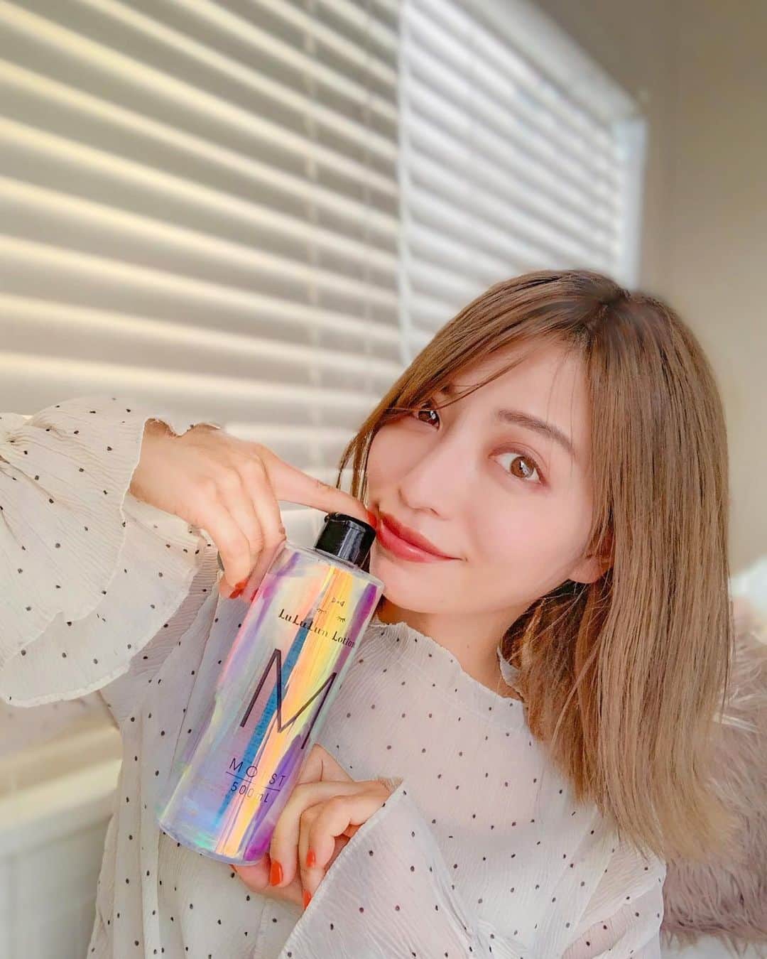 のインスタグラム：「暖房ギャンギャンでもお肌の保湿は万全にじゃぶじゃぶ使う派🙌✨ . . . じゃぶじゃぶ罪悪感あるあるは 大きいボトルのルルルン( @lululun_jp )のモイストローションで大量に保湿がめちゃいい! . . . これのいいところは 🌟とろみがあるテクスチャー 👆メイク後にツヤ肌を出したい部分にほんの少し仕込む(メイクさんの技)めちゃいい！少量。 . . 乾燥した肌に浸透してく感と同時にベールができてる感じもちゃんとある！ . . . 特徴としては 🌟シャクヤク花エキス 🌟じゃのヒゲ根エキス 🌟リビジュア この成分が保湿力が高い理由みたいだね🤔 . . . ちなみに顔だけじゃなく全身に使えるからバチバチにいいんだけど、 特にオススメは手の乾燥。 アルコールで死ぬほど酷使されてる手の肌にぜひやってもらいたい。 + ハンドクリームがいい。 . . . . あとかすかな香りも好き👏 . . . . . . . . #美意識高い人と繋がりたい #美意識向上 #女子力あげたい #ツヤ肌メイク #乾燥肌対策 #lululun #ルルルン #化粧水 #ローション #ローションモイスト #ルルルンローション #保湿 #スキンケア #pr」