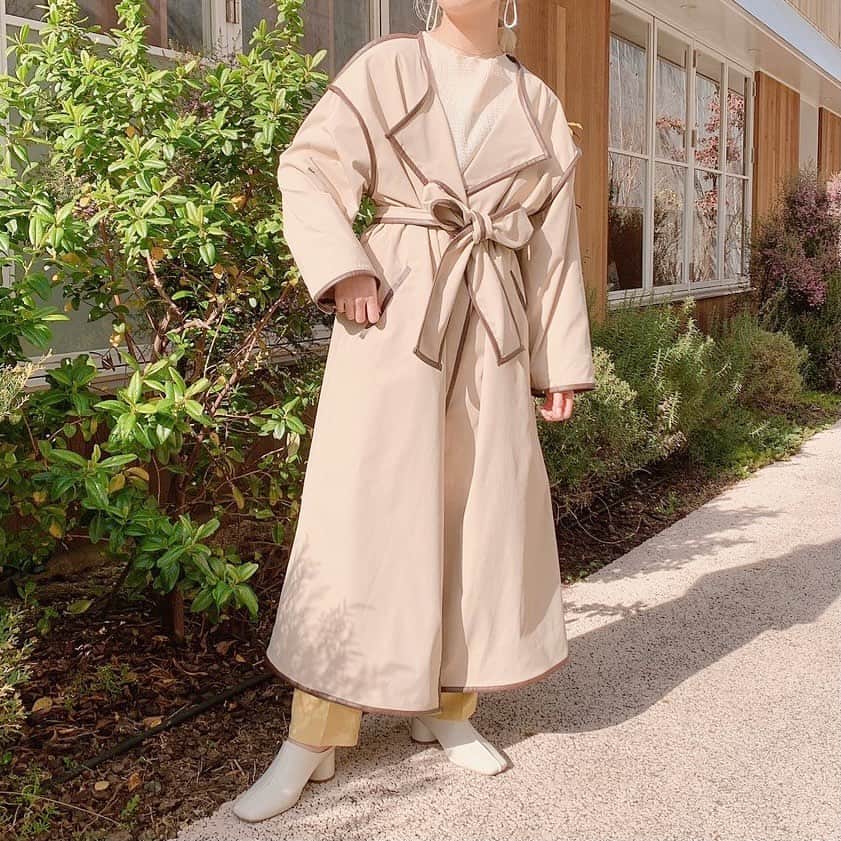 Vannie Officialのインスタグラム：「【パイピングロングトレンチコート】¥5,400+tax      旬ルック間違いなし！この春の大本命アウター♡      《styling》  冬に人気のアウターが春ver.になり登場♪  どんなコーデにも色味にも合わせやすいすっきり見えロングアウターです！  今年らしい配色パイピングは羽織るだけでたちまちトレンドルックに…♡  付属のウエストリボンは一巻きでオトナっぽく、リボンで可愛らしくと雰囲気を変えて着られちゃいます◎      《detail》  大きめの襟がVANNIEっぽく、1番の可愛いポイント♡  ボリュームtopsも楽々着られる大きめのアームホールと、後ろにスリット入っており裾さばきもしやすい仕様です◎  フロントはダブルのスナップボタンになっており、リボンなしでカジュアルにも着られます。      《fabric》  張り感がある素材で少し光沢感も有り◎    ※詳しいお手入れ方法は商品タグをご参照ください。      #vannie_u#ヴァニーユー #ZOZOでしか買えない⠀⠀    お問い合わせはDMまでご連絡ください☺︎」