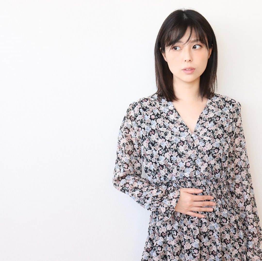 渋谷飛鳥のインスタグラム：「タイトル 「お腹の音、聞こえた？」  #タイトルで  #途端に #インスタ萎え   #小花柄　#小花柄ワンピース　#春の装い　#spring #fashion  #Japan #actress #onepiece #haraheri」