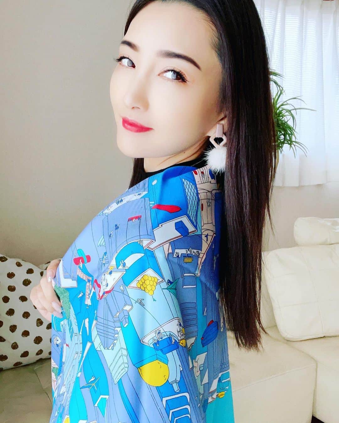 マキろんのインスタグラム：「お誕生日に頂いた HERMESのスカーフ めっちゃこのデザイン 気に入ってるの❣️ ・ 華やかな街並み 街の人たちの声が 聞こえてきそう💖 ・ いつも素晴らしい ものをみせてくれて 私を導いてくれる 感謝しかありません😌🙏 ・ My best item is HERMES scarf  Please look it now very nice design soooo beautifl😘 🌍✨🌈🦄💖 #山内智恵#マキろん#japanesegirl  #ファッション#fashion #可愛い#ありがとう#大好き #follow#ootd#hermes #エルメス#スカーフ#scarf #デザイン」