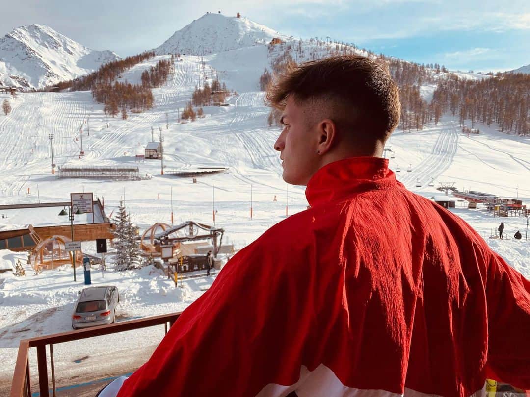 ピエトロ・ペッレグリのインスタグラム：「Bisogna trovare sempre il bello di ogni stagione ❄️🏔🥶 ¥ & £ #snow #ice #ski #montagna #italy #mood #snowtime #nike #boy #life #lifestyle #goodvibes #goodtime #live #happy #sestriere #place #amazing #instagram #instagood #instalike #insta ☃️」