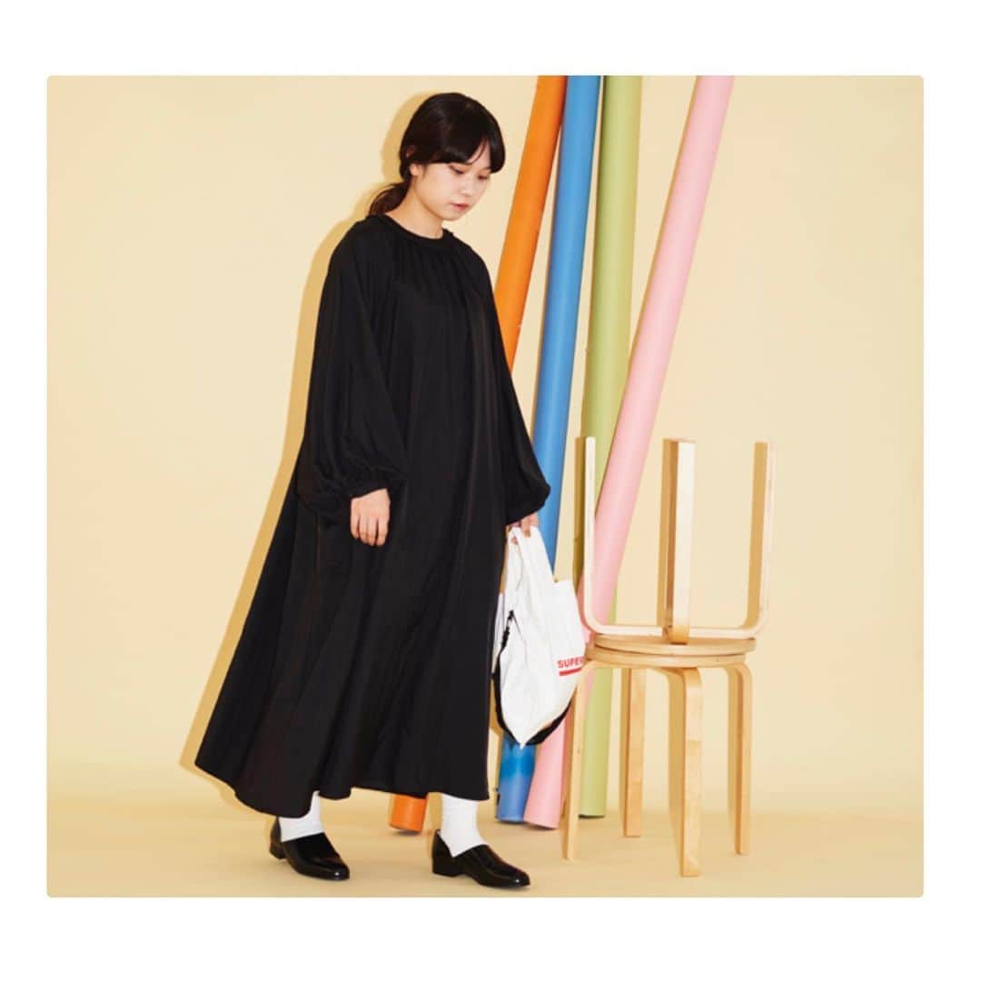 のインスタグラム：「【new】  nylon rip  もとはレジャーシーン(アウトドア用品等)でよくみられる機能素材ですが、生地のやわらかさととろみを生かして分量たっぷりのデザインに落としこみました。  テロッとしたワンピースやブラウスって、なかなか気軽には着られないイメージなのですが、こちらはその点おすすめです。  black only  one piece ¥20,000+tax  blouse ¥14,800+tax ____________________________  #iamiinfact #latelierdusavon  @latelier_du_savon_official  @ambidex_store」