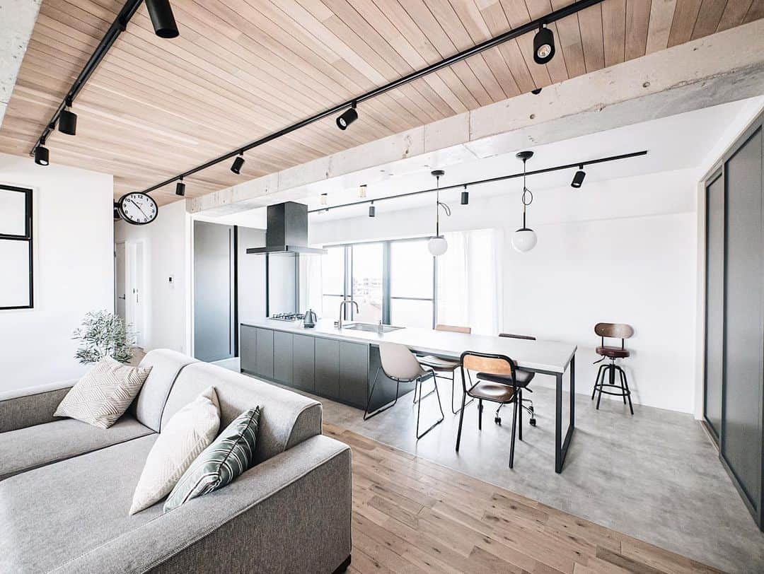 響のインスタグラム：「renovation works✏️ 設計させていただいたお家✨ ・ 東西両面バルコニーをいかすため、キッチンの後ろに収納ではなく、両サイドに収納を設けました。 ・ キッチンの天板はモールテックスで仕上げ、そのままダイニングテーブルとつながるようにデザインしました。 キッチンとテーブルと高さ合わすため、キッチンの作業側の床は一段下げてます。(4枚目) ・ 2本の梁はコンクリートのまま見せつつも、全体的にシンプルでスッキリしたデザインにしてます😊 ・ その他の僕のworksは→ @theclock_ ・ #インテリア#リノベーション#キッチン#オリジナルキッチン#モールテックス#mortex」