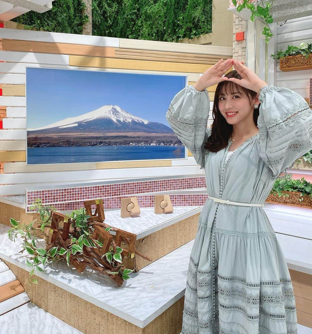 斎藤ちはるさんのインスタグラム写真 - (斎藤ちはるInstagram)「綺麗すぎる富士山🗻✨ . 何故頭の上で富士山を作ったのかはわかりません🤔 . . #少し #不敵な笑み #😏 #この顔 #みたい #なぜか #悪い顔 #してる …？ #今週もお疲れ様でした  . . #斎藤ちはる#テレビ朝日アナウンサー#テレビ朝日#テレ朝#アナウンサー#富士山#ツーショット#ふじさん#mountfuji#mtfuji#綺麗#雪景色#雪化粧#雪#バランス#ベスト#羽鳥慎一モーニングショー#モーニングショー」2月12日 19時32分 - chiharu_saito_ex