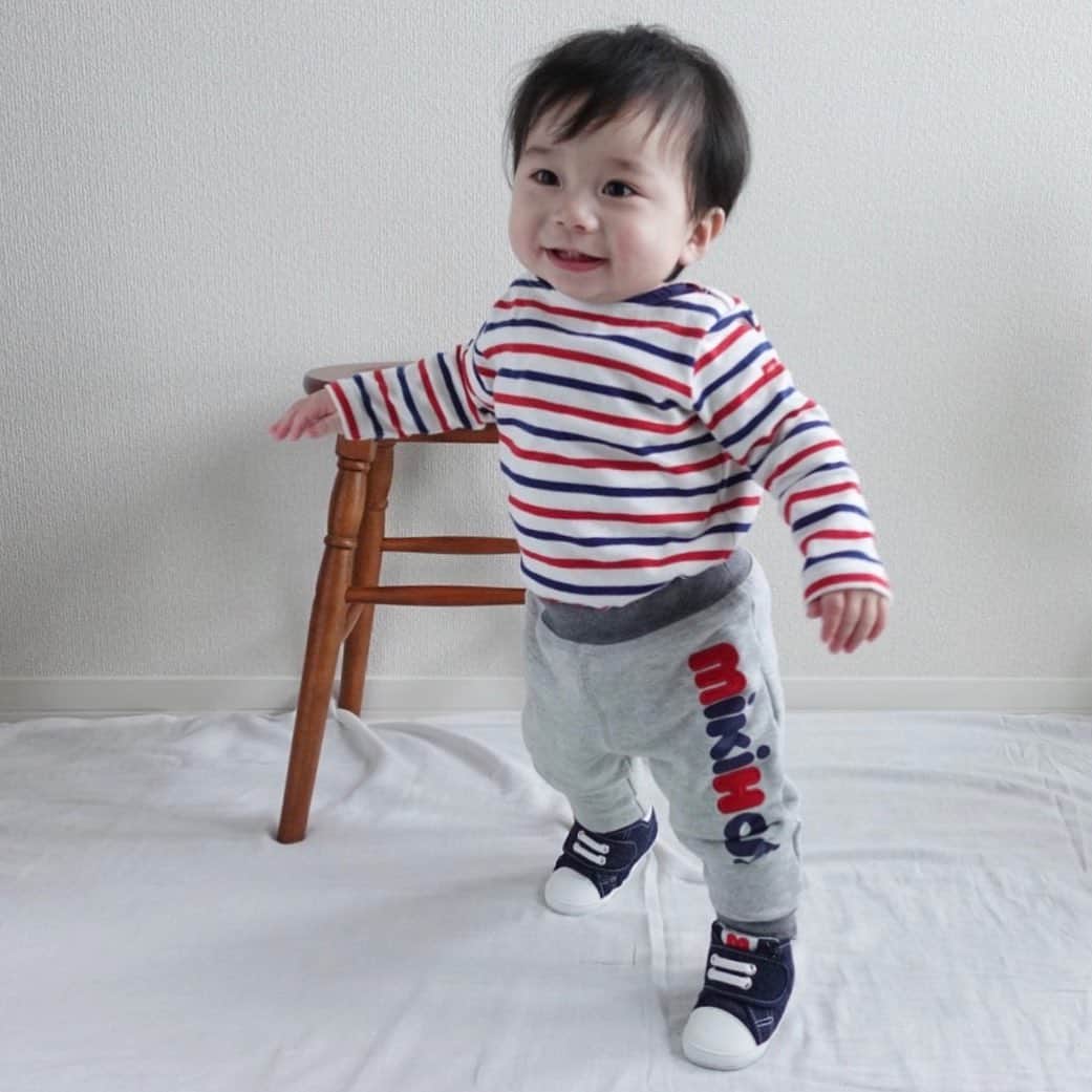 MIKI HOUSE ミキハウスさんのインスタグラム写真 - (MIKI HOUSE ミキハウスInstagram)「1歳頃になると、 たっちが上手になり てくてく歩きができるようになってきます。  そんなお子さまには ミキハウスのプレシューズがおすすめ♪ 足を包み込むようにやさしく保護し、 はじめての一歩をお手伝いします。 足指でしっかり地面をつかんで歩く練習ができる 素足感覚のシューズです。 【11か月 男の子】  ・ ・ #mikihouse #babyshoes #kidsshoes #ミキハウス #ベビーシューズ #靴 #くつ #キッズシューズ #たっち #0y11m #11months #赤ちゃんとお出かけ #新米ママ #子育て #プレシューズ #はじめての靴」2月12日 19時32分 - mikihouse.official