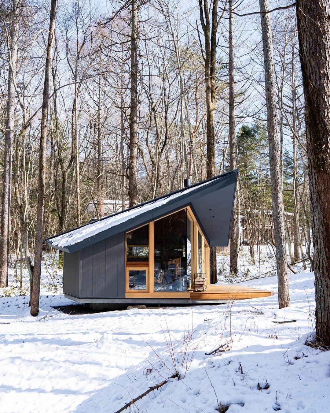 川上俊のインスタグラム：「artless karuizawa (satellite office 軽井沢) - small office in the forest / architecture & design by @shunkawakami and shinkenchiku, karuizawa, photography by @yukwkmi / www.artless.co.jp  #shunkawakami #tinyhouse #sustainablearchitecture  #architecturephotography」