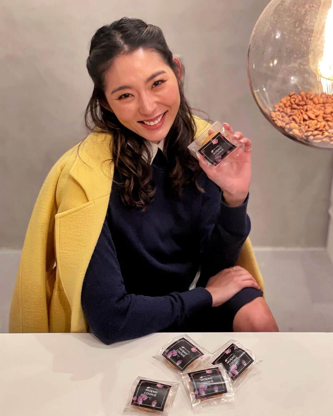 福田萌子さんのインスタグラム写真 - (福田萌子Instagram)「【2月の萌子キャンペーン②】 🍪MOEKO COOKIE 🍪 渋谷にある珈琲ショップ THE LOCAL @thelocaltokyo で珈琲を注文された際、SLCメンバーは会員証を提示するとホワイトチョコマカダミアクッキーをプレゼント‼️ そしてローカルはオンライン販売も行なっているので、そちらで注文された方にも１アイテムにつきMOEKO COOKIE を１つプレゼントします😊その方法はコミュニティサイトSLC(Self Love Club)に載せますねっ❣️  限定のシールは貼ってないですが、SLCメンバー以外の方もホワイトチョコマカダミアクッキーは購入出来ますので美味しい珈琲とクッキー、楽しんで下さいね✨  私は #クッキーモンスター #クッキー #cookie #cookielover #thelocaltokyo #coffee #coffeetime #coffeelover」2月12日 19時26分 - moekofukuda