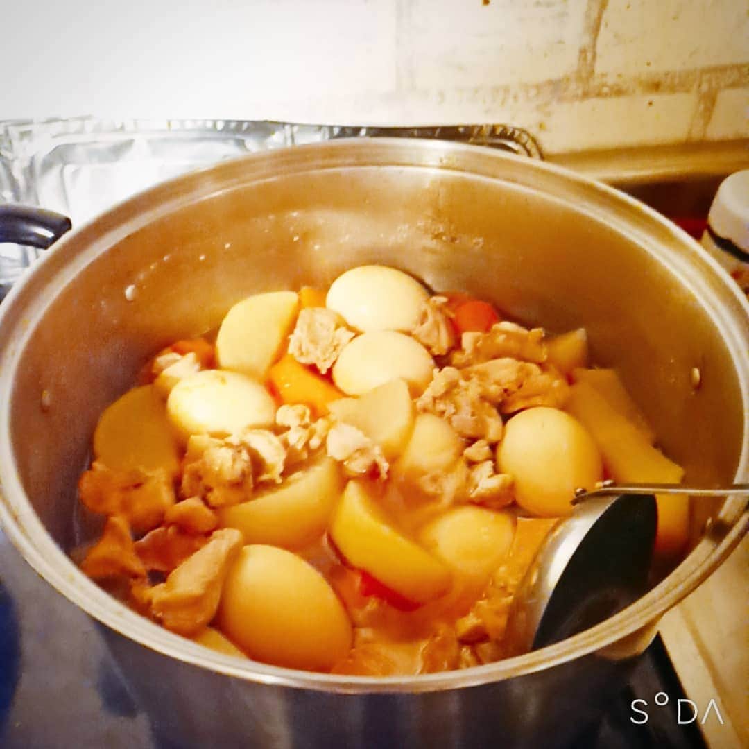 松本隆博のインスタグラム：「。 こりゃまたアホみたいに 大量に作ってしまいました。 (^_^)…てか大根1本を煮炊き するとこうなるよね、、。 余ってた人参入れたし、 煮卵はマストだし、鶏肉は ヘルシーだし。。。 という事でこれをアテに少し だけお酒を頂くことに致します (^ ^) いやぁ、、シャーわせだ。 (^q^) ～人生遊歩道～」