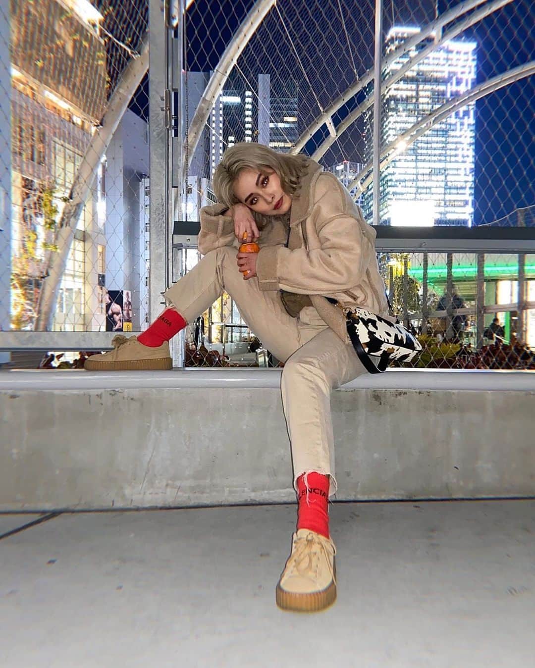のインスタグラム：「#OOTD ベージュカラー責めコーデ日🐵🐵🐵 久々に @pumajapan Fenty履いたけどやっぱり可愛いなぁ😌❤️❤️ ・ Outer : 昔にゲトったので不明 Inner&Bottom : @zara Socks : @balenciaga  Shoes : @pumajapan @puma  Bag : @shaggie_official  #instagood#instadaily#outfitoftheday#コーデ」