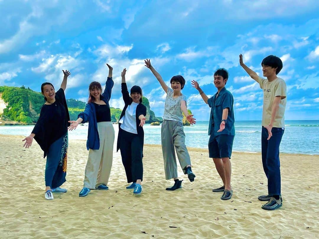 野本かりあのインスタグラム：「【特報‼️】 去年、私が参加した西表島のエシカルツアーが、明日、オンラインで体験出来ます🐚  なんと、無料です❤️ 10時半〜11時半  今、旅行も難しい中、きっと素晴らしい西表島を感じられると思いますよ❣️ お家で西表島を体感✨ #us4iriomote   【参加方法】 ▼こちらからお申し込みください https://us4-iriomote-tour.peatix.com/」