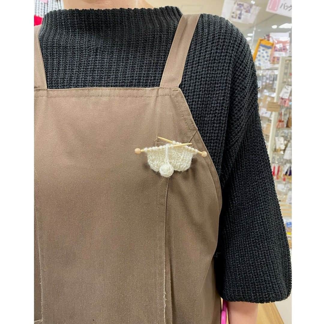 オカダヤ新宿本店コンシェルジュさんのインスタグラム写真 - (オカダヤ新宿本店コンシェルジュInstagram)「さっそく沢山の方にお作りいただいています！以前ご紹介した「ちいさな編み物ブローチ」のレシピ。  手のひらに載るカワイイサイズに仕上がります！  1,2枚目は @inamiko35 さまの、 3枚目は @kurassie.1024_ さまの、作品です♪かわいい♪♪ お作りいただきありがとうございます！ スタッフも編んで、先日の町田店のライブ配信にも登場いたしました。  ちいさな棒針は、「あみもの用竹待針」を使うとピッタリです。クロバー編み針の「匠」と同じ原材料を使用した編み物用待針です。オンラインショップでもお取扱いしています。  スタッフの制作時間は1時間ほど。 プレゼントにもオススメですよ。ぜひ作ってみて下さいね！  オンラインショップでは「竹待針」「コサージュピン」「メリノウールDK」とご検索ください。  ▼詳しい作り方は、オカダヤてづくりブログにてご紹介しています。 1/10「編み物ブローチ」マーノクレアール調布パルコ店  ▼クロバー あみもの用竹待針（55-102） サイズ：長さ 72mm 10本入り 605円(税込)  ※作品に使用した待針はスタッフ私物で本商品と異なります。  ▼コサージュピン 回転タイプ 35mm 110円(税込)  ▼オリジナル毛糸 Daily メリノウールDK 並太 40g（約88m） 使用針：棒針6～7号　/　かぎ針6/0～7/0号 704円(税込)  ●取扱店舗について オカダヤオンラインショップの商品ページ「店舗の在庫を見る」ボタンより、各店舗の在庫状況ご確認いただけるようになりました。お近くの店舗に在庫がない場合でも、オカダヤオンラインショップに在庫があれば、ネット注文より店舗受取が可能です。(※送料無料) ☆詳しくは「オカダヤ 店舗受取サービス」でご検索ください。  *****  オカダヤポイント会員になってお得にお買い物♪  ・年会費無料 ・10％ポイント還元(入会後すぐに) ・1ポイント=1円、1円からご利用できます！  店頭でも、オンラインショップでもご利用いただけます◎ 「オカダヤ」公式アプリから、ご登録くださいませ。  *****  作品をつくられましたら、#オカダヤ #okadaya や、@shinjuku_okadaya をつけて、ぜひご投稿ください♪ みなさまのご投稿、スタッフ一同、たのしみにお待ちしております！  ***** . . #手編み #手編み小物 #メリノウールdk #編み物好きさんとつながりたい #編み物好きな人とつながりたい #編み物部 #手編みブローチ #編み物ブローチ #編み物大好き #毛糸好き #lovecrocheting #lovecrochet #loveknitting #loveknit #オカダヤ #okadaya」2月12日 19時30分 - shinjuku_okadaya