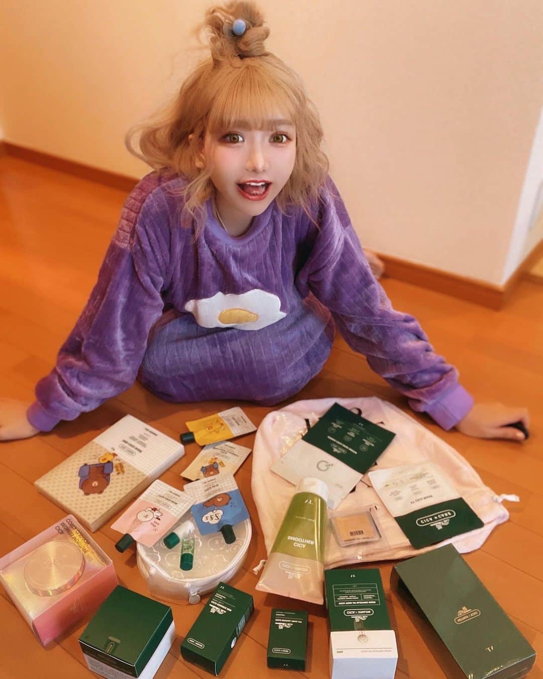 のインスタグラム：「・ 今日はVTコスメのCICA福袋が届いた✨  こんなに大家族で揃ってるなんて初めて🤗 @vtcosmetics_official @vtcosmetics_japan  お肌の鎮静を手助けしてくれるVT「CICA」ラインなんだけど、CICA９種セット【21号、23号】の中で１つ選択できるんだ  必ずCICAトナーパット、CICAスムーザー+楽しいランダム商品6個が入ってるお得な福袋なんだよん✨  qoo10で販売中だから、VTコスメ好きな人ぜひチェックしてみてね😉💚  #qoo10#VT福袋#福袋#vtcosmetic #コスメ#コスメレビュー#ツヤ肌#韓国コスメ#マスクパック#韓国コスメレビュー#スキンケア #セルフケア#美肌ケア#水光肌#毛穴ケア#シートマスク#フェイスマスク#保湿ケア#低刺激 #基礎化粧品 #保湿 #鎮静」
