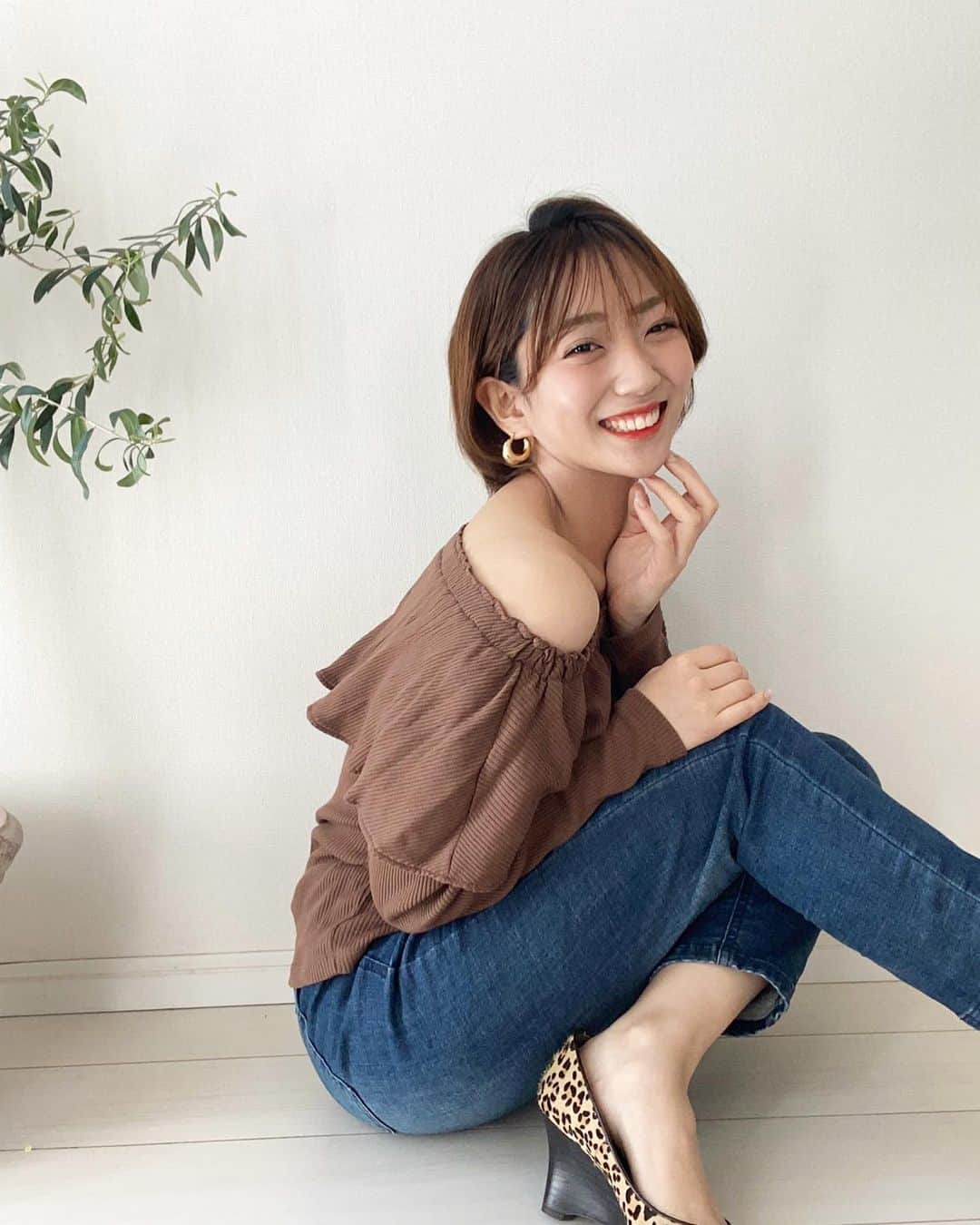 小川奏のインスタグラム：「春が待ち遠しぃ🌸﻿ ﻿ ﻿ ミスオブミス2021 5日目🖐🏻﻿ ﻿ 投票は、今日含めて3日です！﻿ 投票がとても重要となってきますので、1人でも多くの方に投票して頂けたら嬉しいです😊﻿ ﻿  #ミスオブミス #ミスオブミス2021 #ミスコン #ショートヘア#ショートカット #ヘアスタイル #シンプルコーデ #レオパード #デニムコーデ #デニム #被写体モデル #ポートレート #ファッション好きな人と繋がりたい #ファッションコーデ#オフショル」