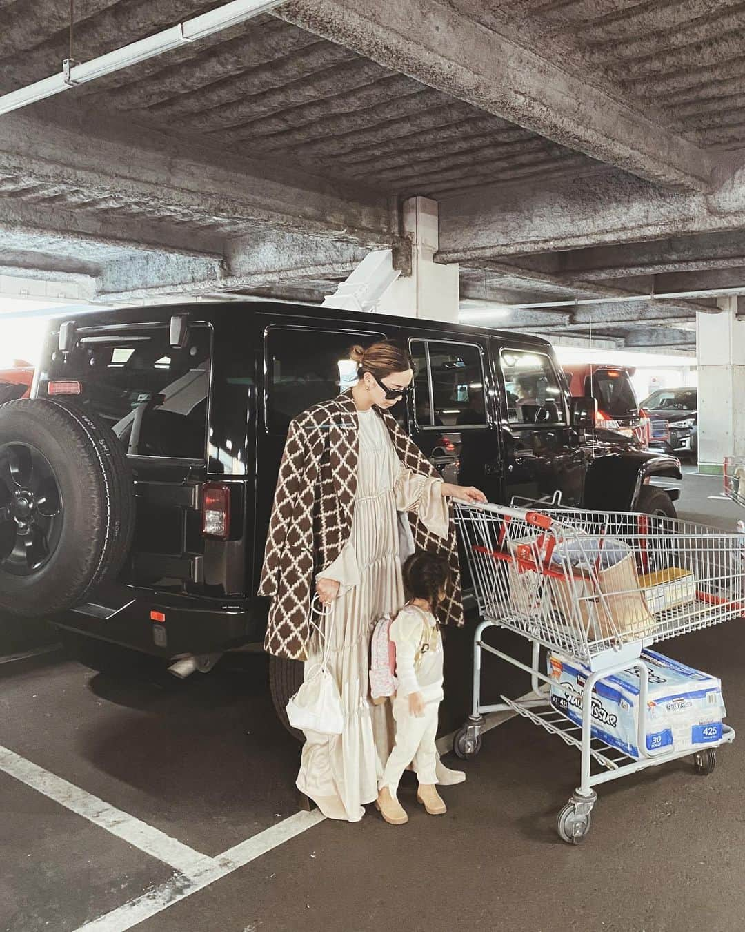 岡田美季さんのインスタグラム写真 - (岡田美季Instagram)「Costco🛒 毎回トイレットペーパーがなくなるタイミングで。 今回は少しだけ。今私だけお肉をあまり食べない生活をしているので生モノはタコだけ。 買ったものを聞いてもらうので今回は載せてみました✌️ #fashion #ootd #coordinate #room306contemporary」2月12日 19時42分 - mikiokada0225