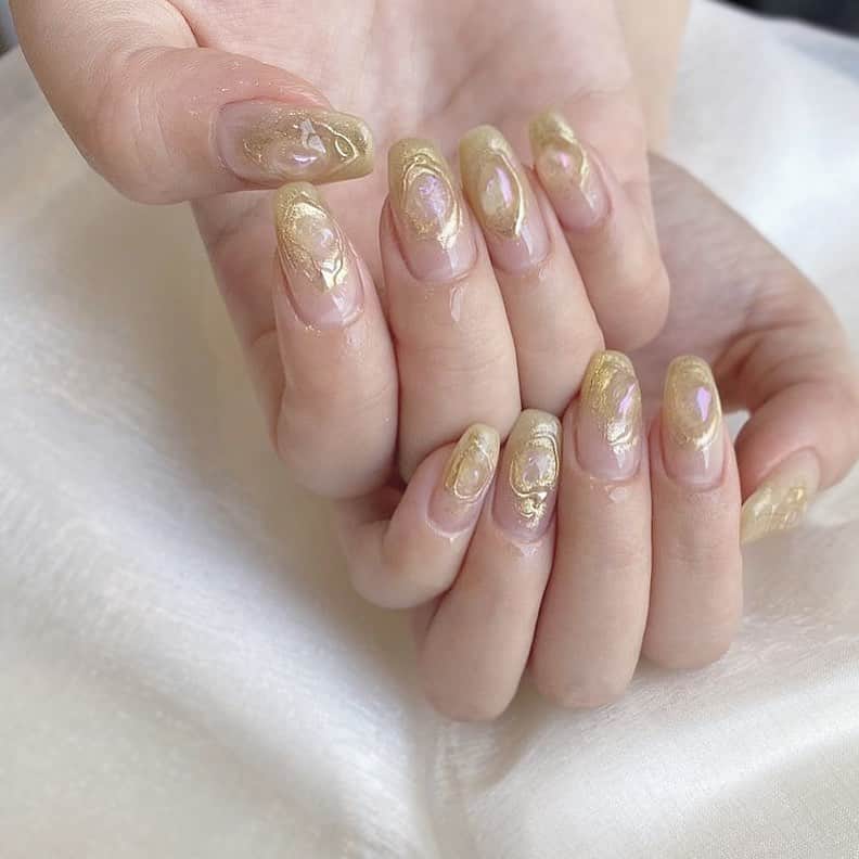 のインスタグラム：「ネイル新しくしてもらいました🤍﻿ ﻿ 今回はひさしぶりに @chipieee_nail_maria  さんに💎﻿ ありがとうございました♡﻿ ﻿ ﻿ 透明感と優雅さの象徴みたいなネイルで﻿ とってもかわいいいいいいいいい﻿ ﻿ お気に入りすぎるからしばらく﻿ つめのびないでほしいなあ()﻿ ﻿ ﻿ ﻿ ﻿ 🍚👾」