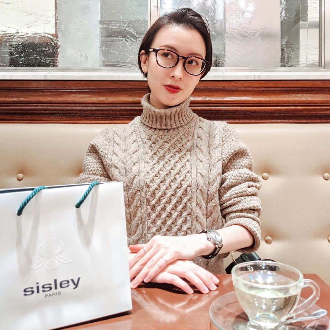 前田紀至子のインスタグラム：「究極のフレンチビューティー、シスレー。 そんなシスレーのヘア リチュアルシリーズがバーニーズ ニューヨーク（の銀座と六本木）でポップアップ中とのことで六本木店へ。  とても盛況で動きも良いようでしたが、確かにバレンタインのギフトにもぴったり。ステディなパートナーに頭皮用のセラムをあげるのはかなり良い考えだと思いました（何故なら私自身この美容液にかなり助けられて、効果のほどをよ〜く知っているから）。  画像4枚目のようにメイクアップや先日ポストしたコンパウンド以外にもヘアやボディに特化したアイテムの実力は折り紙付きのシスレー。今春の新作だと、右上のクレンジングバームに現在夢中です。 クレンジングが至福のご自愛タイムになるなんて思っていませんでした。このあたりもまた追って。  因みに外出用の度入り眼鏡が花粉症シーズンに駆け込みで間に合ったので、早速眼鏡で外出。 マスクに眼鏡って、曇りはするけれどとても楽ですね。 今年も花粉には負けないぞ！と気合十分、準備万端です。  #sisley#シスレー#ヘアリチュアル#ayameeyewear#drumohrmilano」
