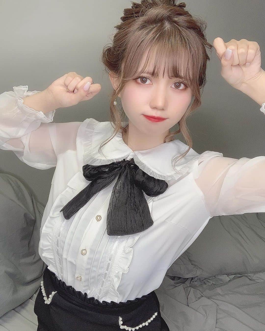 のインスタグラム：「..♡♡ . . にゃん🐈💕 . . #私服 #自撮り #自撮り女子 #白ブラウス #selfie #セルカ #ヘアアレンジ」