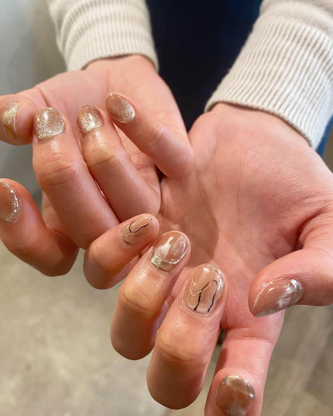 高橋美海のインスタグラム：「﻿ ﻿ new nail♡﻿ 左右でちがうデザインお気に入り💍﻿ ﻿ ﻿ ﻿ ﻿ #nail #ネイル #ネイルデザイン #マグネットネイル #ニュアンスネイル」