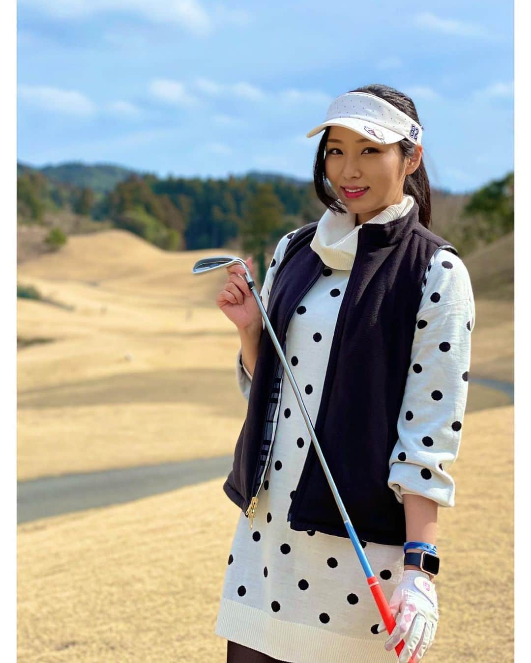 神戸麻衣さんのインスタグラム写真 - (神戸麻衣Instagram)「甘々でしたが、、、 教えてもらいながらコースを回ってスコア更新⛳️ 110切れた〜🥺✨ 初心者の練習に最適なコースでした🙏☀️ .  もっとクラブを使いこなせるようになって、どんどん厳しくしていこう✊ 練習あるのみ🏌️‍♀️ . . Wear👗 @riendasuelta_golf  Tops 🎽 @riendasuelta_golf  . . #司会 #mc #モデル #model #リポーター #ナレーター #reporter #ナレーション #スポーツmc  #イベント #イベントmc #神戸麻衣 #ゴルフ女子 #ゴルフ #スポーツ女子 #ゴルフ女子コーデ #riendasuelta #千葉 #千葉ゴルフ」2月12日 19時39分 - mai_g916