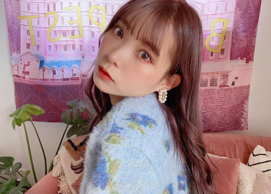 mimのインスタグラム：「アイコンをこちらに変えたのだけど、この画像をTwitterに上げたらいいシャフ度と言われました🥰 この角度、フェイスラインがはっきりして見えるからついやってしまうwちなみにYouTubeの購入品紹介の時のサムネ候補の画像でした💁‍♀️」