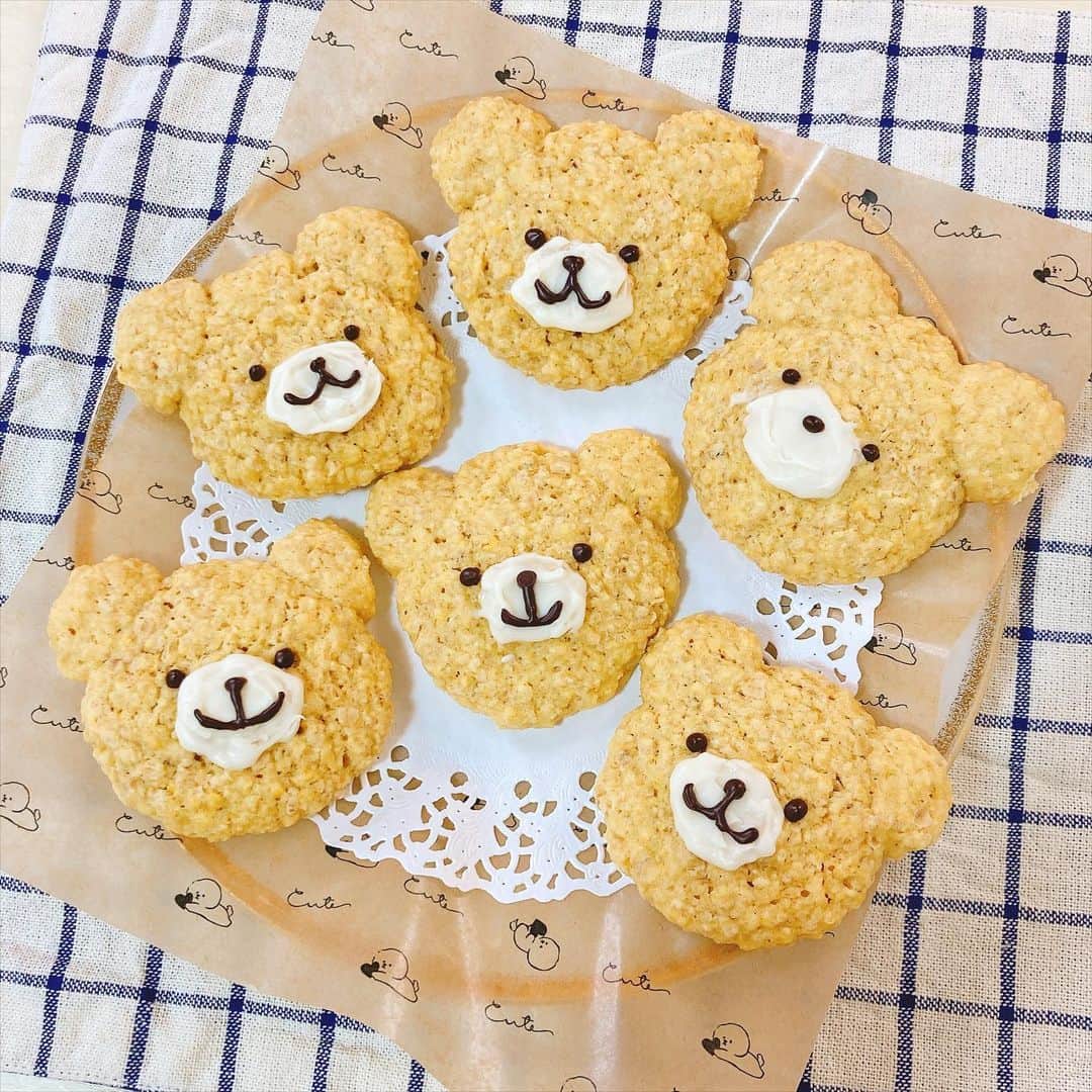 本田みくのインスタグラム：「💌       ꨄ 𝕍𝕒𝕣𝕖𝕟𝕥𝕚𝕟𝕖 ꨄ     今年はくまクッキーを作りました✨            ─《材料》────   ・卵 1個 ・薄力粉100g ・バター 80g ・オートミール 100g ・ベーキングパウダー 小さじ1/4 ・砂糖 80g ・チョコペン   ─────────        オートミールってどうなの？？ って思うかもしれないけど、 我ながらすっごく美味しくできました💓💓      YouTubeも撮ったから  待っててね～！☻︎            #valentines #valentine #happyvalentinesday #手作りお菓子 #クマフィン #くまクッキー #オートミールクッキー #オートミールレシピ #バレンタイン手作り #バレンタイン #オートミールレシピ #オートミールクッキー #オートミール #手作りクッキー #手作りスイーツ #一人暮らしごはん #くまさん #くまさんクッキー」