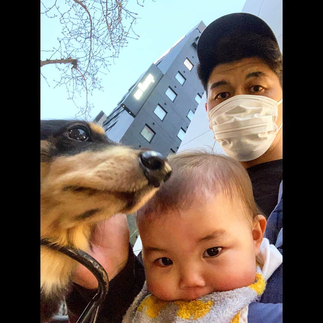 土佐卓也さんのインスタグラム写真 - (土佐卓也Instagram)「今日の家族写真 「犬と次女❗️VIP犬‼️」 卓也  #土佐兄弟 #家族写真 #ミニチュアダックスフンド  #コタロー #CultureZ #あるある土佐カンパニー #土佐カン #木村拓哉 さん #リスペクト #staysafe  #staypositive」2月12日 19時50分 - takuyatosa1