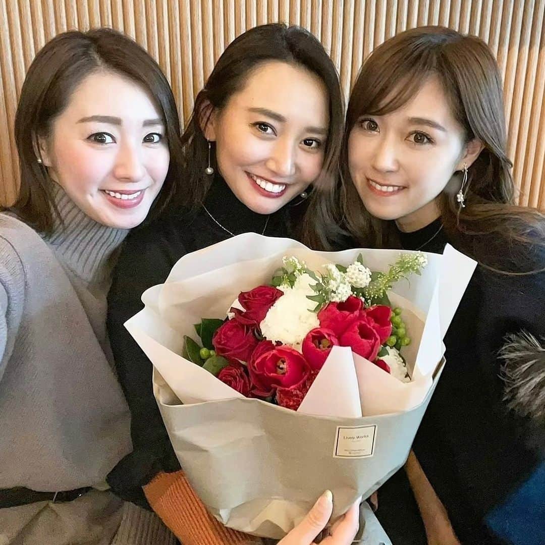 杉下理世のインスタグラム：「やっとお祝いできたゆいちゃんBD❤️🤍 ゆいに赤のお花は、やっぱり映えるなぁ…😍✨ お誕生日会にお花があると写真も可愛いし、必須アイテムだと個人的に思ってます💐 @livelyworks だと、指定の日時にレストランやホテルにお届けしておくことも可能です☺️🌼 そしてお花を飾る時は▶︎▶︎ @watero_official  このペット用のお水がまさかのお花の長持ちに効果的なんです😳✨不思議っ😳 #お誕生日会 #birthday #hbd #花束 #お誕生日フラワー #誕生日プレゼント #フラワープレゼント #wateo #ペット水」