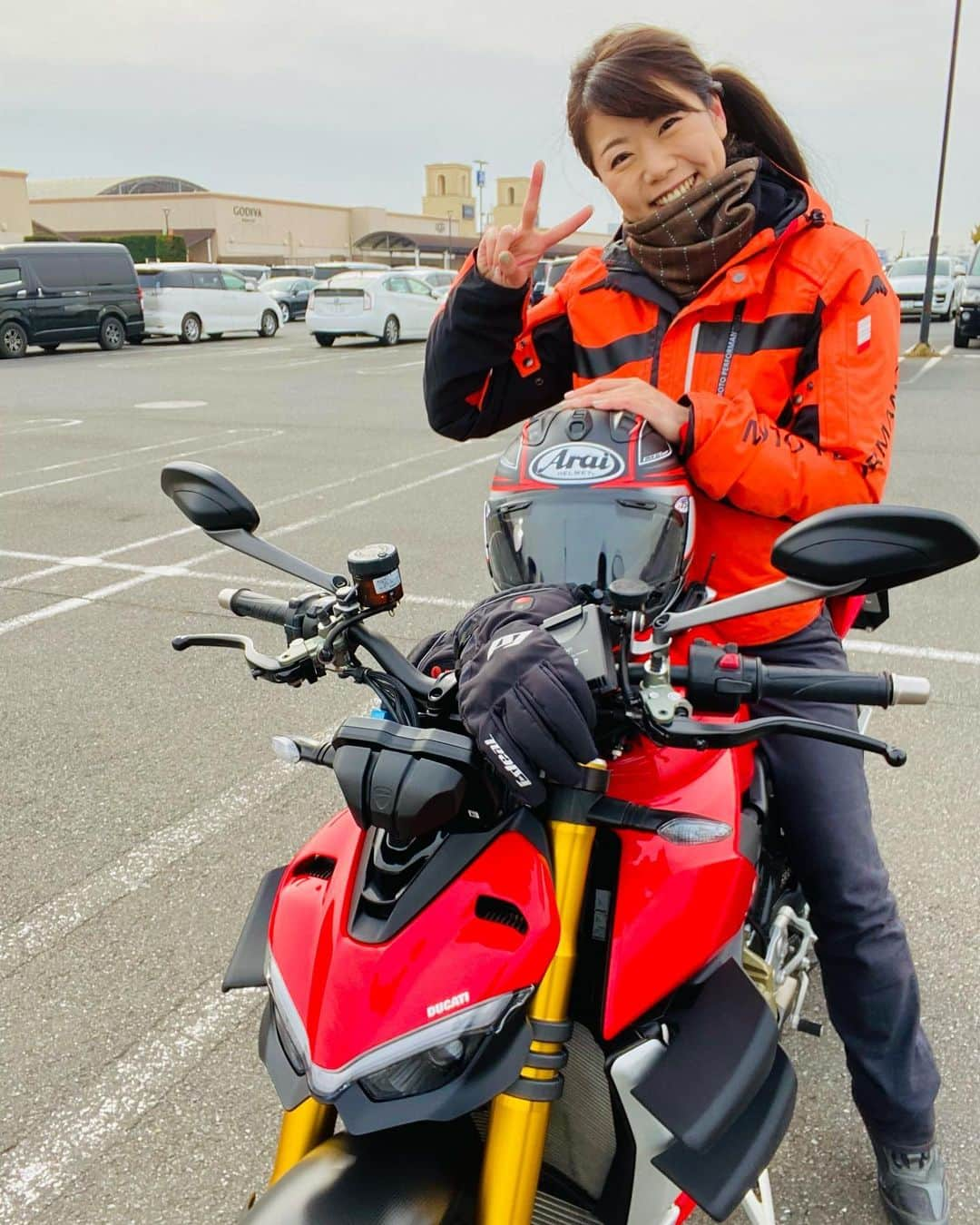 木村亜美さんのインスタグラム写真 - (木村亜美Instagram)「今日はテレビロケでしたー💚🤍❤️ DUCATI ストリートファイターV4Sは､やっぱり私の好きなエンジンフィーリングだったよ😊💓  SSもいいけど、最近ネイキッドも好きなのかも⁉️🏍💕  #DUCATI #StreetFighterV4s  #ドゥカティいいじゃん #ducatista #ducatilife #ducatipanigale #ducatisupersport #ducatigirl #ducatigirls #ducatistreetfighter #ducaticorse #ducatistagram #ducatigram #木村亜美 #ducatilove #ducativ4 #ducatijapan #ducatimotor #ducatipassion #superbikesgram #superbikegram #superbike #ducati996 #superbikers #ducatigirl #superbikegram」2月12日 19時43分 - ami_kimura0327